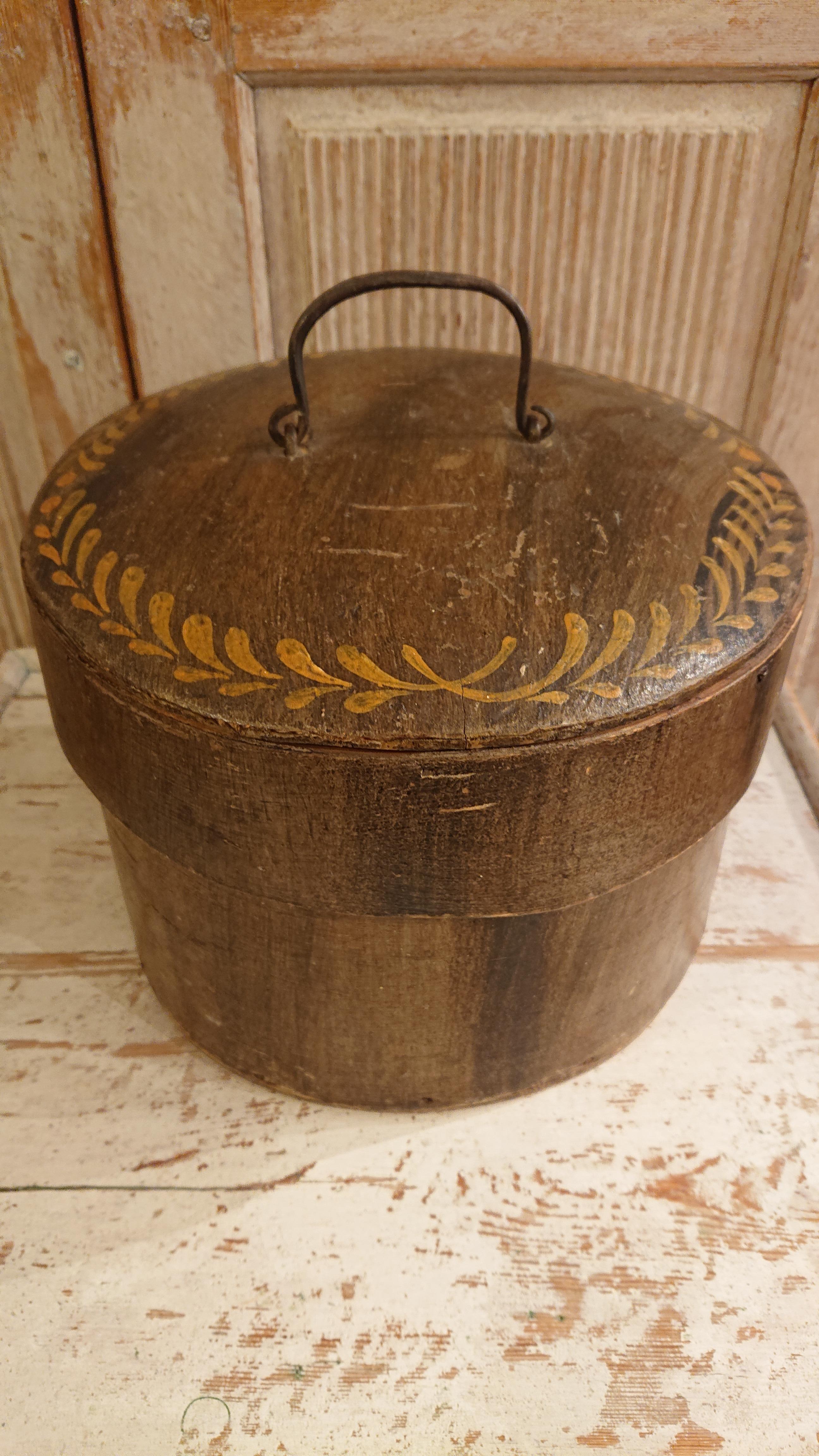 Pine 19th Century Swedish Folk Art Bentwood Box with Original Paint Swedish Antiques For Sale