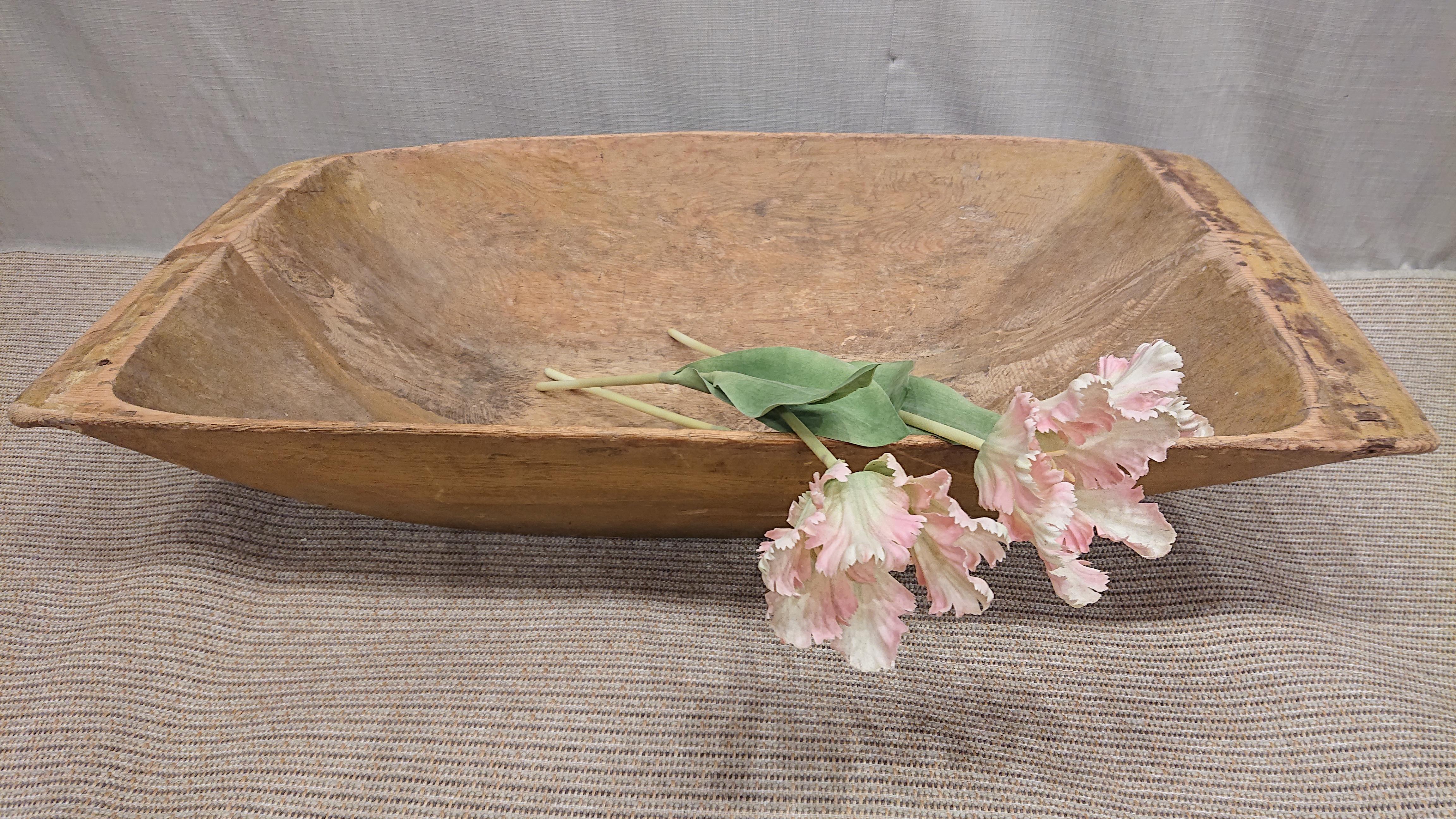 19th Century Swedish Folk Art Tray / Serving bowl from Boden Norrbotten ,Northern Sweden .
A large farmers handcrafted tray or serving bowl or centerpiece.
In solid pine wood.
A highly functional object with a sculptural apperance.
Repaired