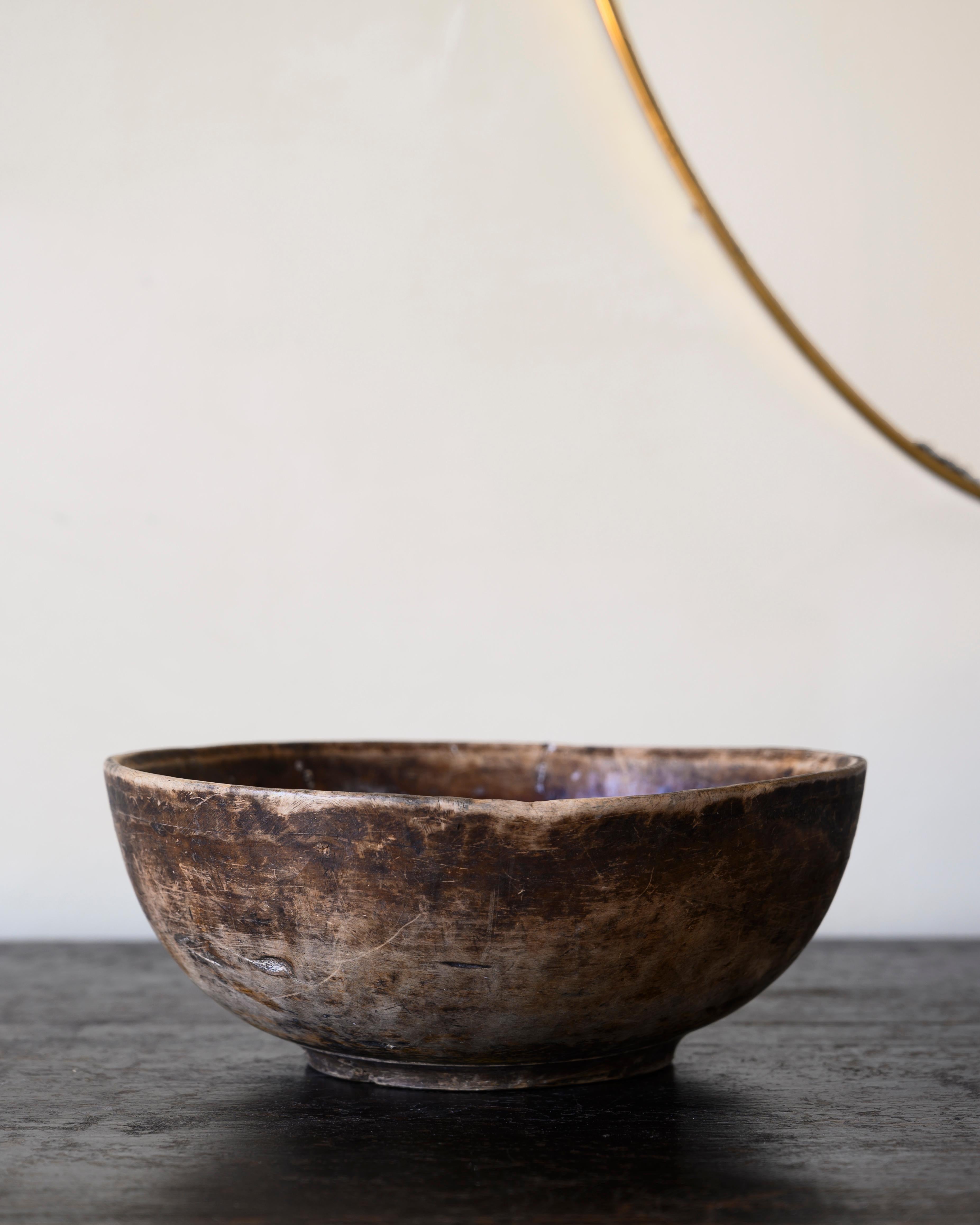 Wabi-Sabi suédois ;) Bol tourné d'art populaire suédois du 19e siècle. 
Très bien faite, légère, avec des parois fines et une patine fantastique, datée de 1868.