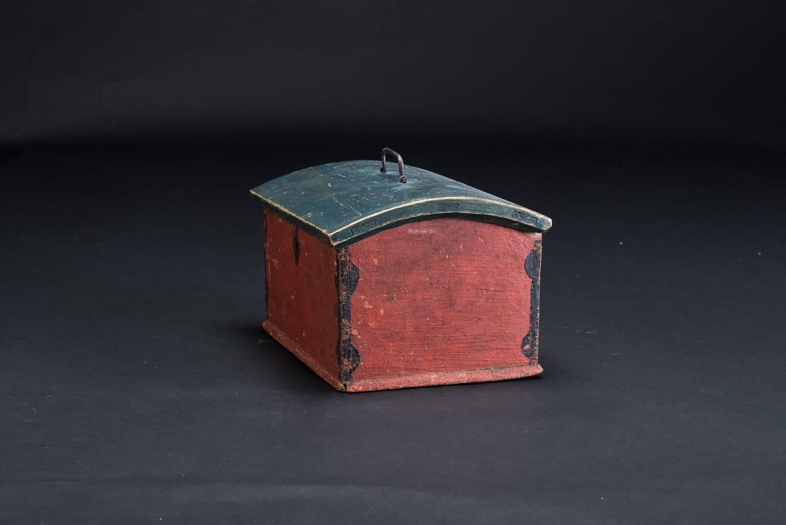 Small and charming Folk Art box with original surfaces from Hälsingland. Hand-wrought original hardware and hinges. Manufactured at the beginning of the 1800s.