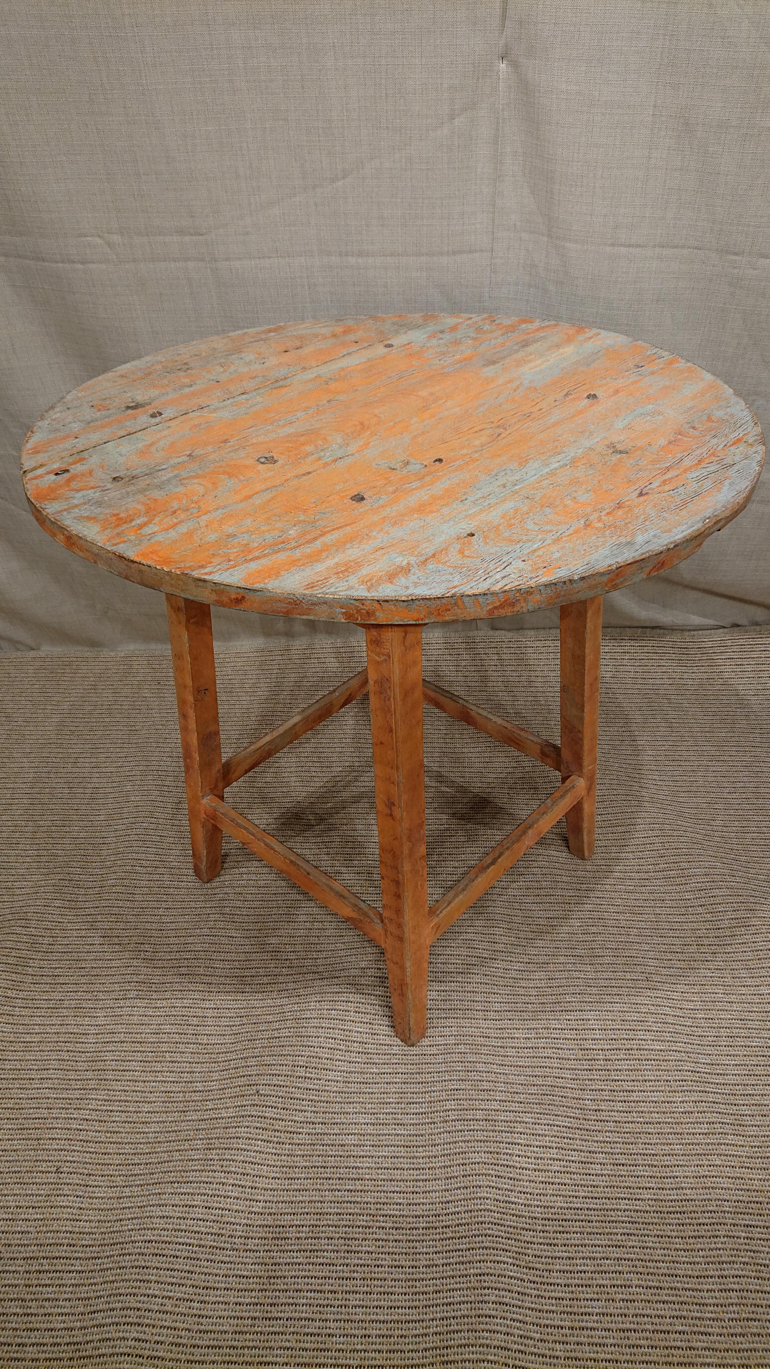 19th Century Swedish Center table from Burtrask Vasterbotten ,Northern Sweden.
A charming & deliciosly colorful table with original painting.
Fine wood imitation painting.
The table is stable in construction.
Made in painted pine.

 