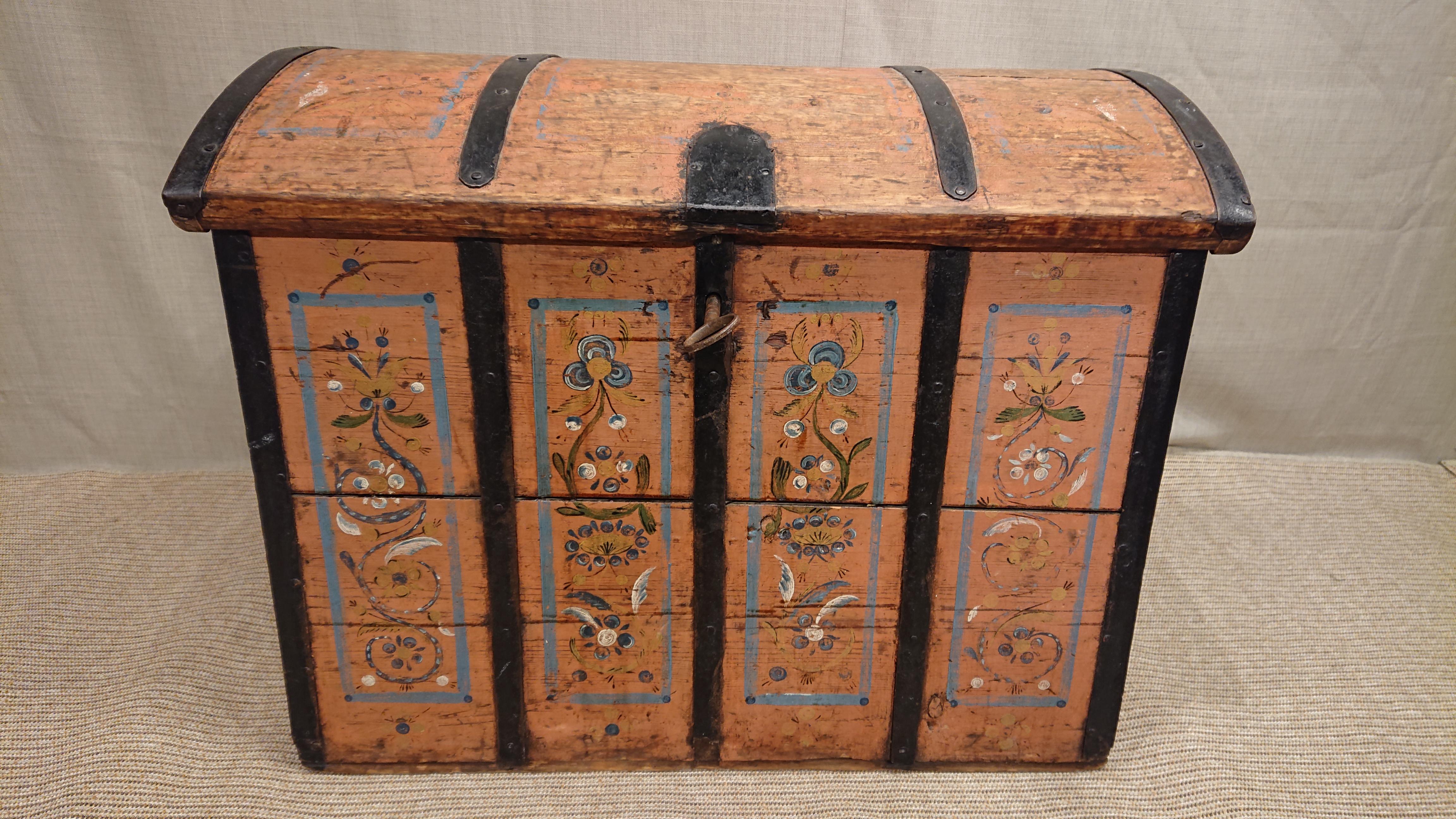 Antique Swedish chest / trunk dated 1833 from Ranea Norrbotten, Northern Sweden.
Beautiful original paint with flowers outside the Chest .
Interior with original hand painted inscription to the lid.
Dated AGAD 1833 inside. 
This is probably a