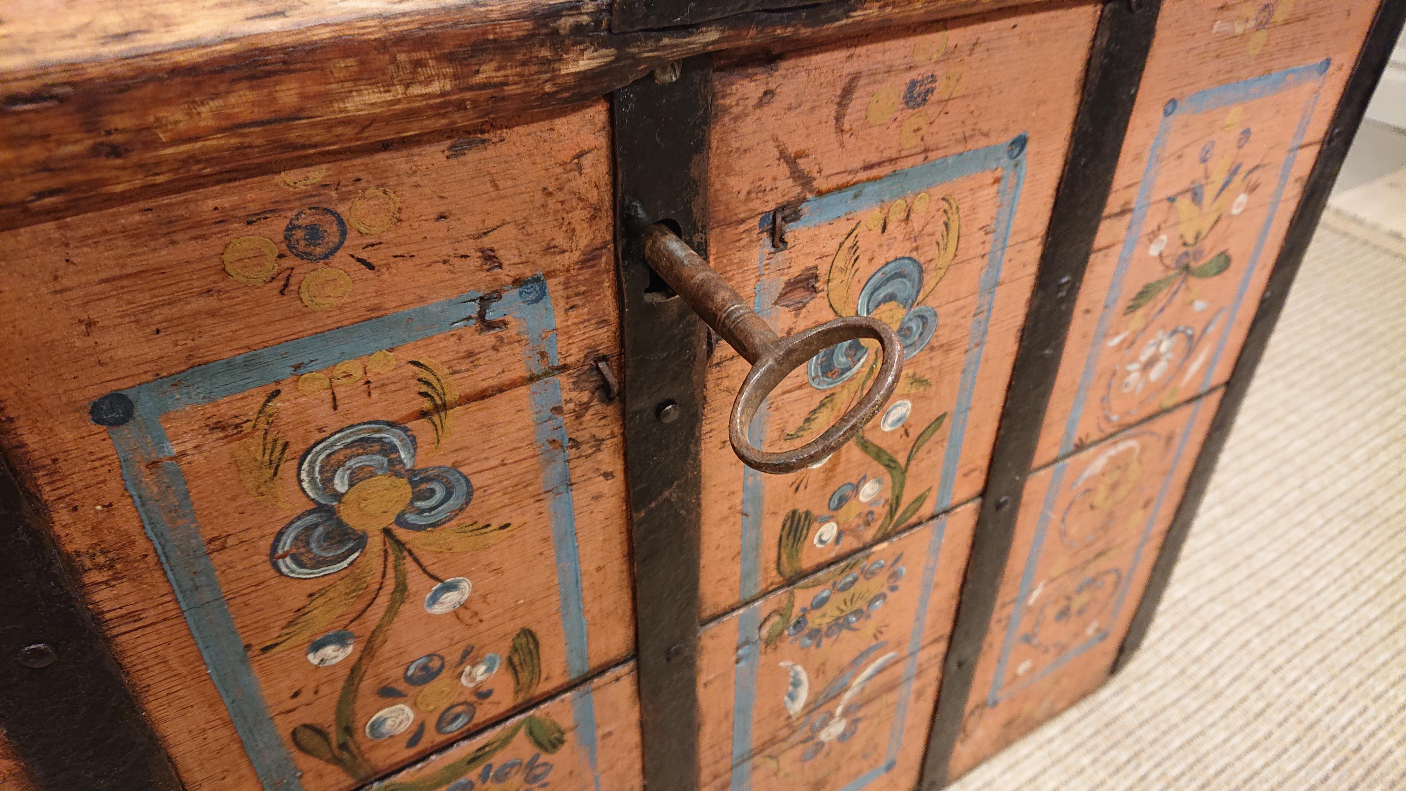 19th Century Swedish Folk Art Chest with Original Floral Paint Dated 1833 In Good Condition For Sale In Boden, SE
