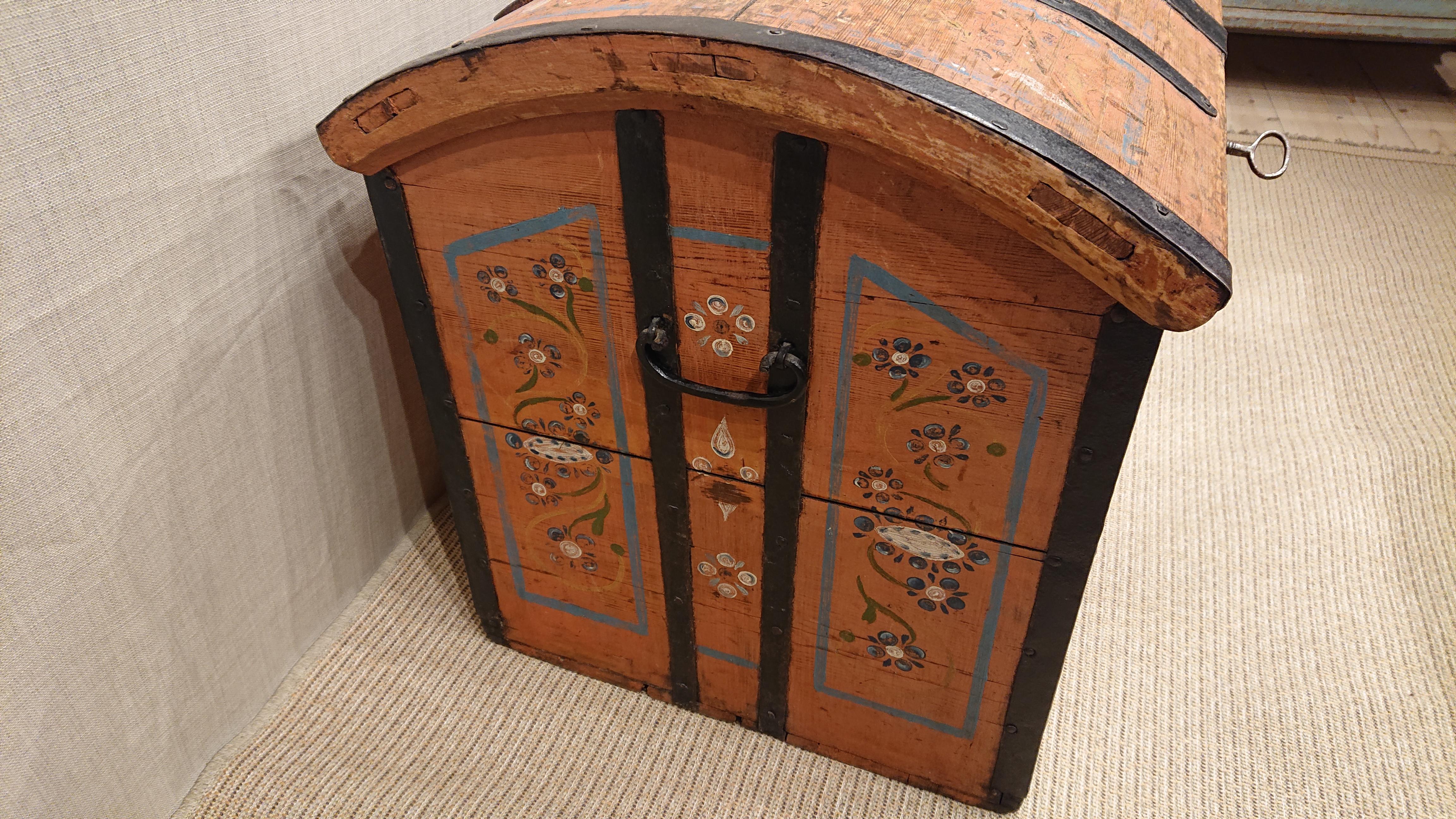 19th Century Swedish Folk Art Chest with Original Floral Paint Dated 1833 For Sale 2