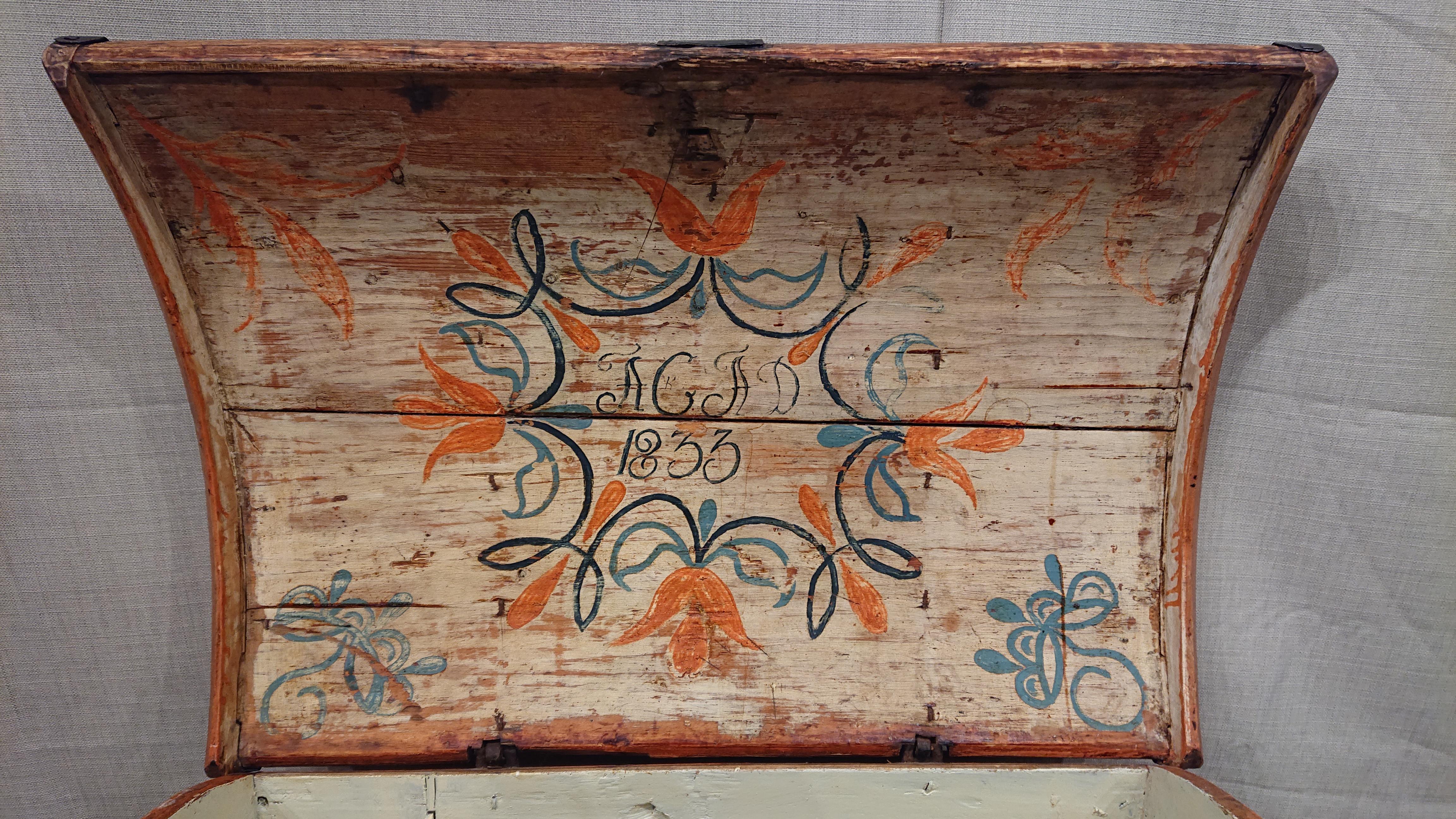 Coffre d'art populaire suédois du 19ème siècle avec peinture florale d'origine datée de 1833 en vente 1