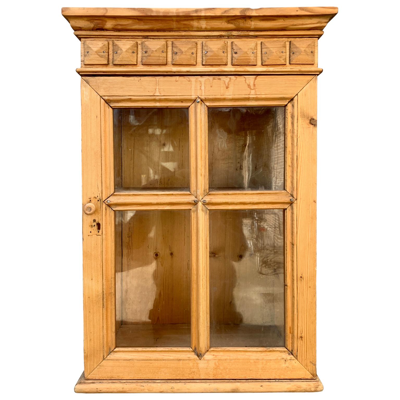 Ein schwedischer Hängeschrank im Landhausstil aus Kiefer mit einer 4-Paneel-Glastür mit antikem Glas.
