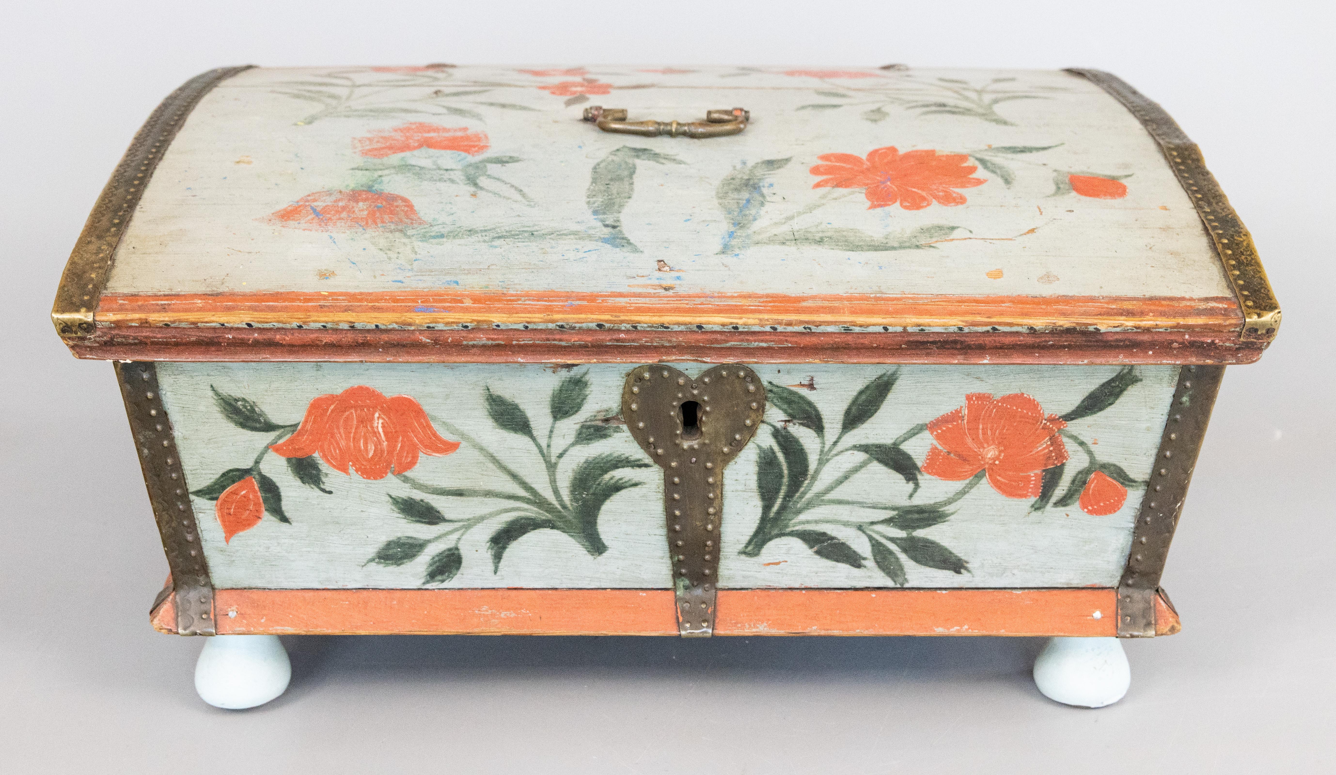 Un delizioso baule/scatola con piedi in pino nordico con vernice blu originale proveniente da Hälsingland, Svezia, datato 1813. Il piano è a cupola, le iniziali dipinte a mano e gli accenti floreali decorativi, le cerniere originali in ferro, le
