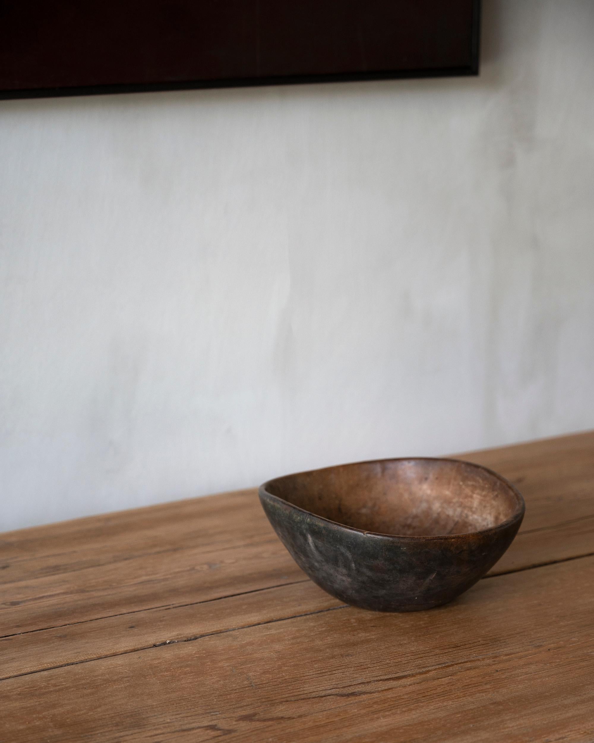 Fine 19th century painted Swedish Folk Art root wood bowl in Its original condition. Ca 1800 Sweden. 