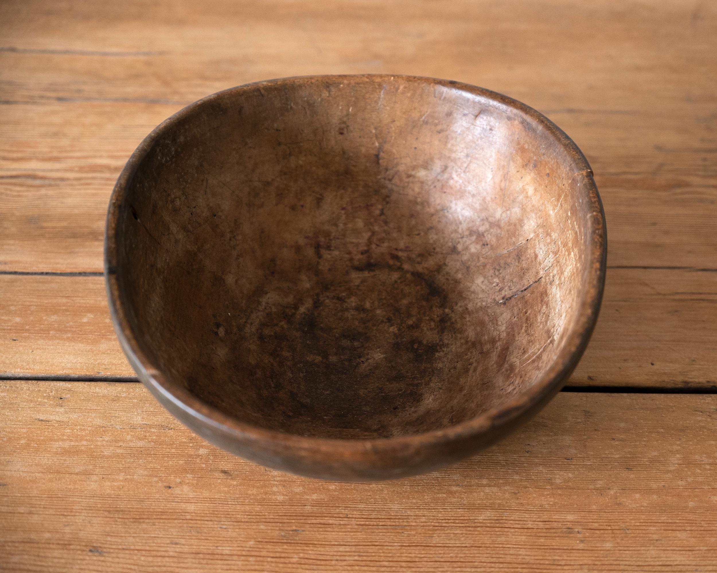 19th century Swedish Folk Art Root Wood Bowl In Good Condition For Sale In Mjöhult, SE