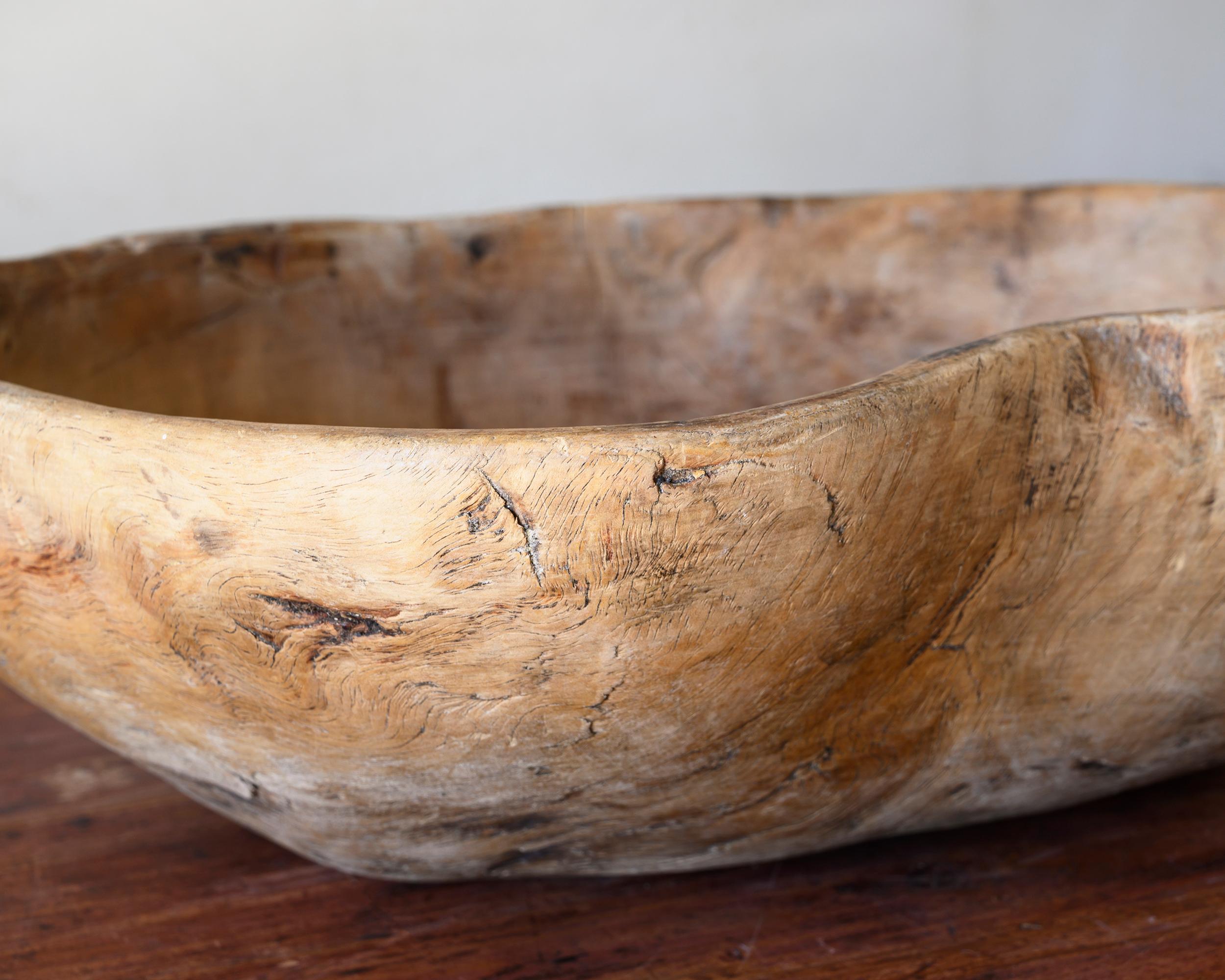 Intagliato a mano Ciotola in legno di radice del 19° secolo, arte popolare svedese in vendita