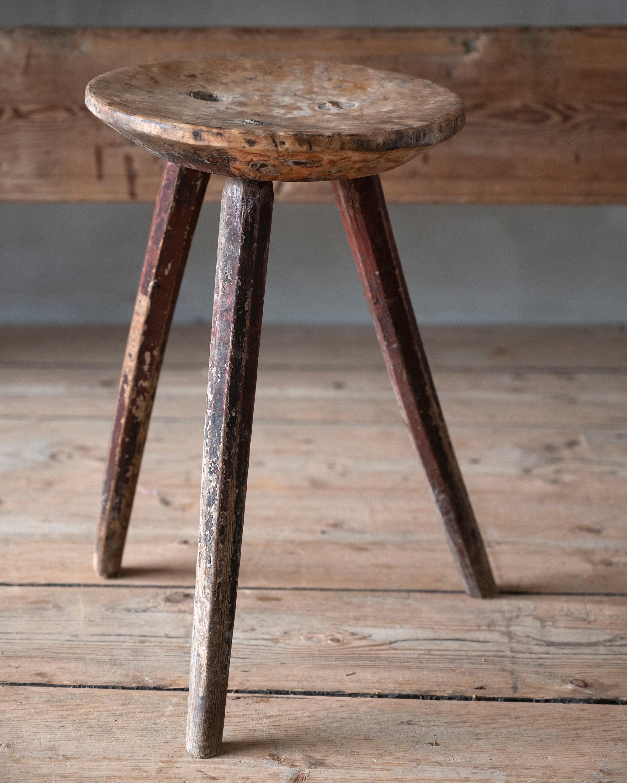 Charming 19th century Swedish folk art stool in Its original condition with great patina, ca 1810 Sweden. 