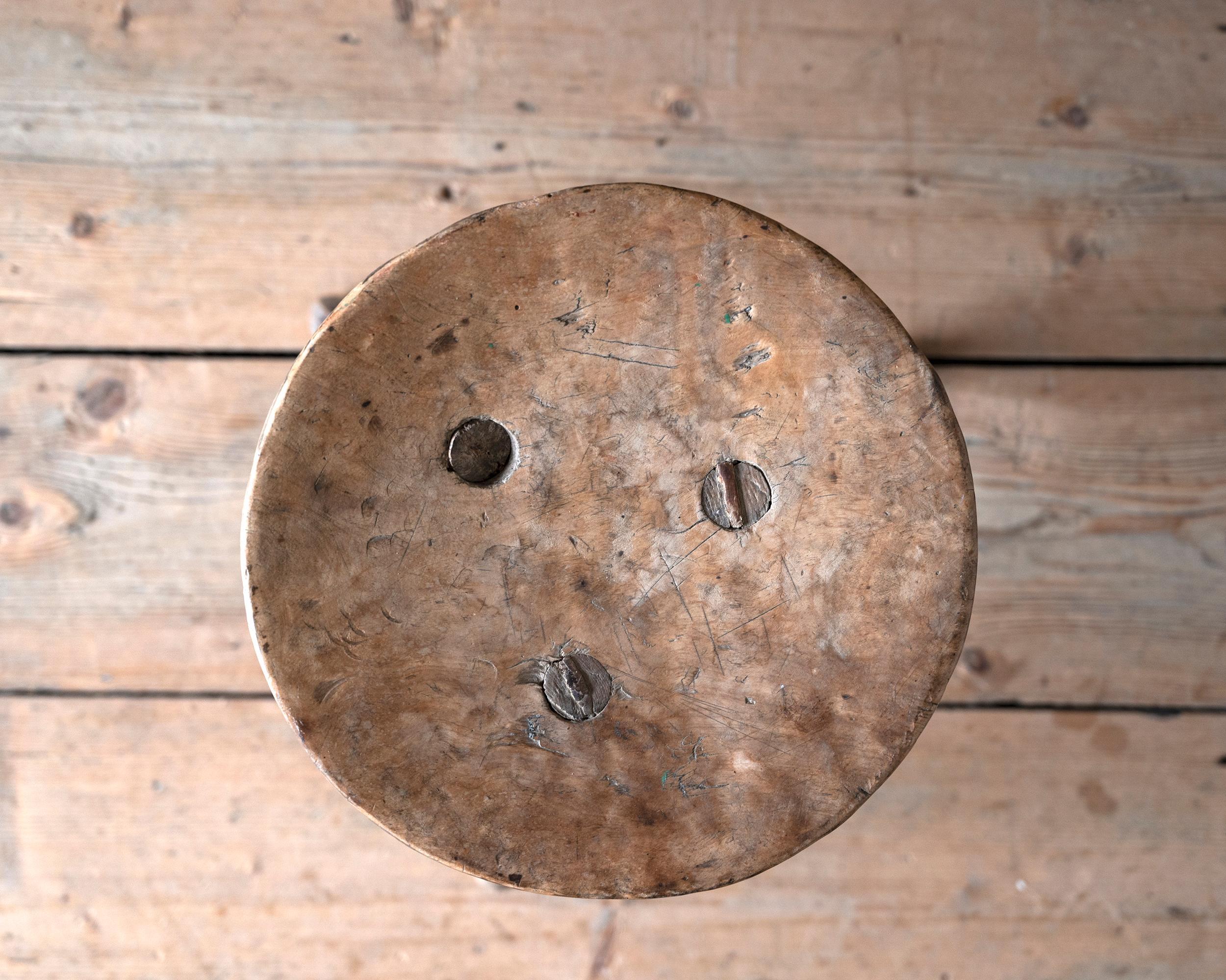 Fatto a mano Sgabello folkloristico svedese del XIX secolo in vendita