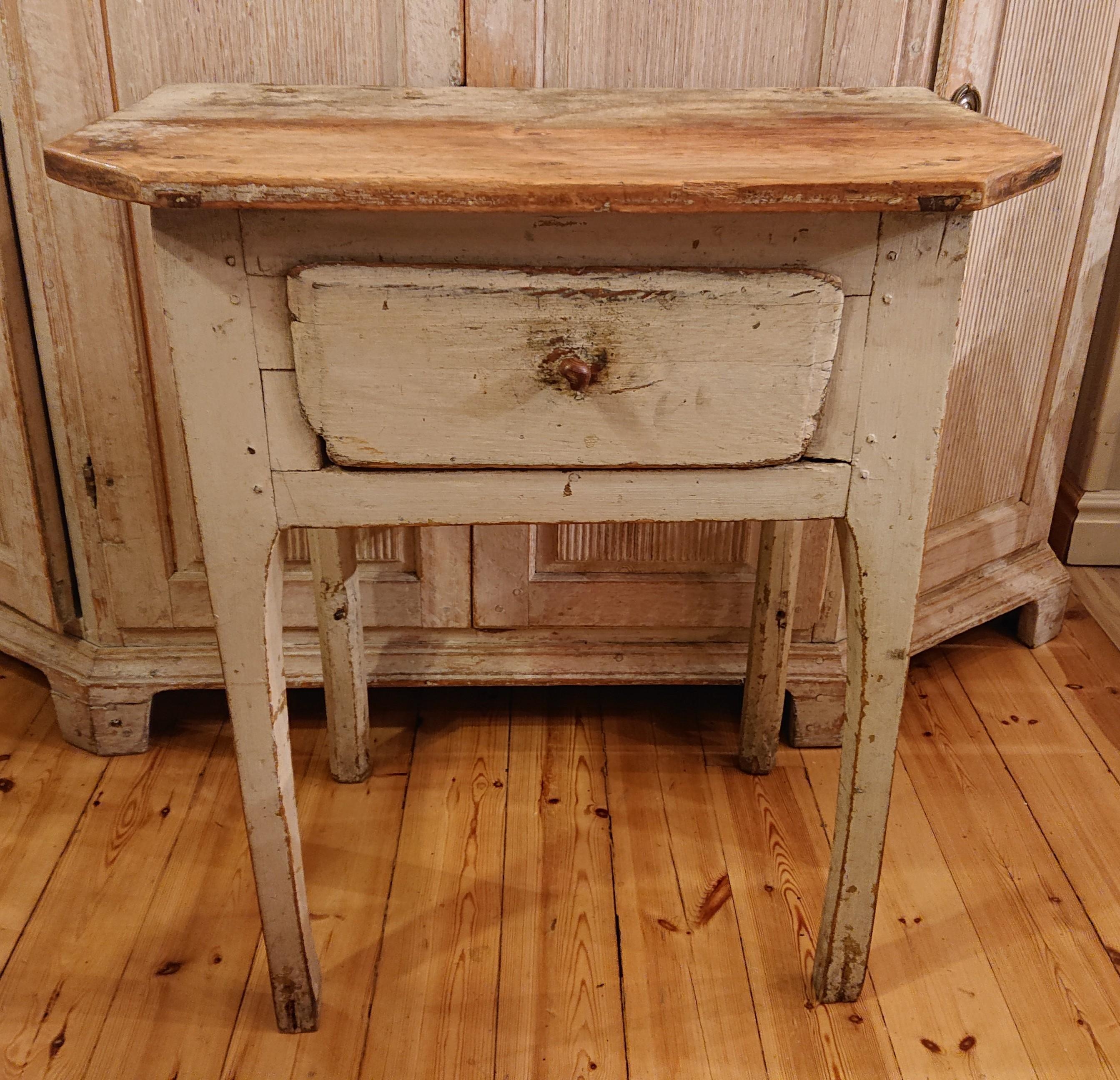 19th century Swedish Folk art table with drawer from Umeå Västerbotten, Northern Sweden.
Very charming & rustic Folk art table with a drawer.
It has untouched original paint.
The table has a lovely patina after many years of use.
Stable in