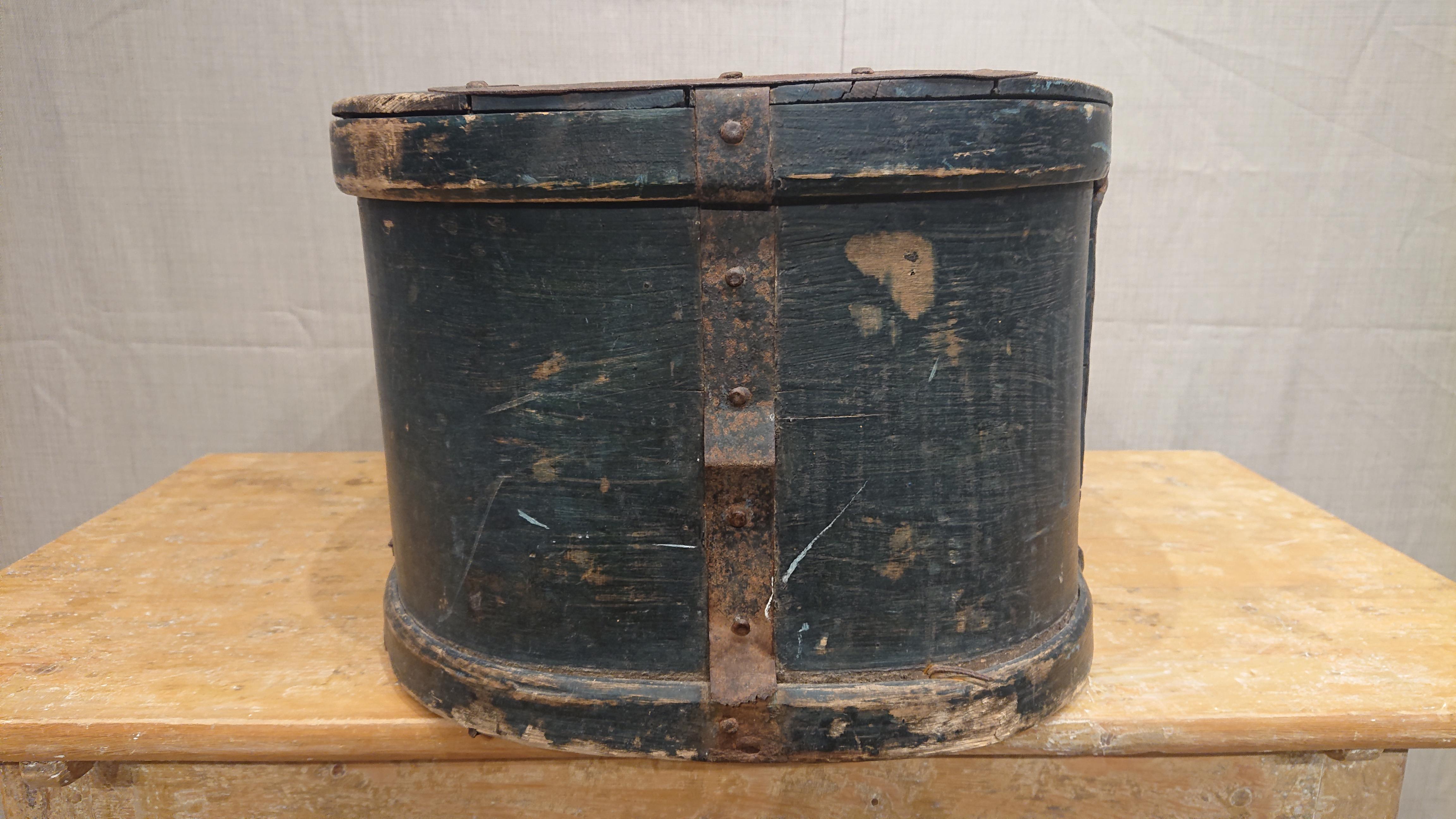 19th Century Swedish Folk Art Travel Chest / Box with Untouched Original Paint For Sale 6