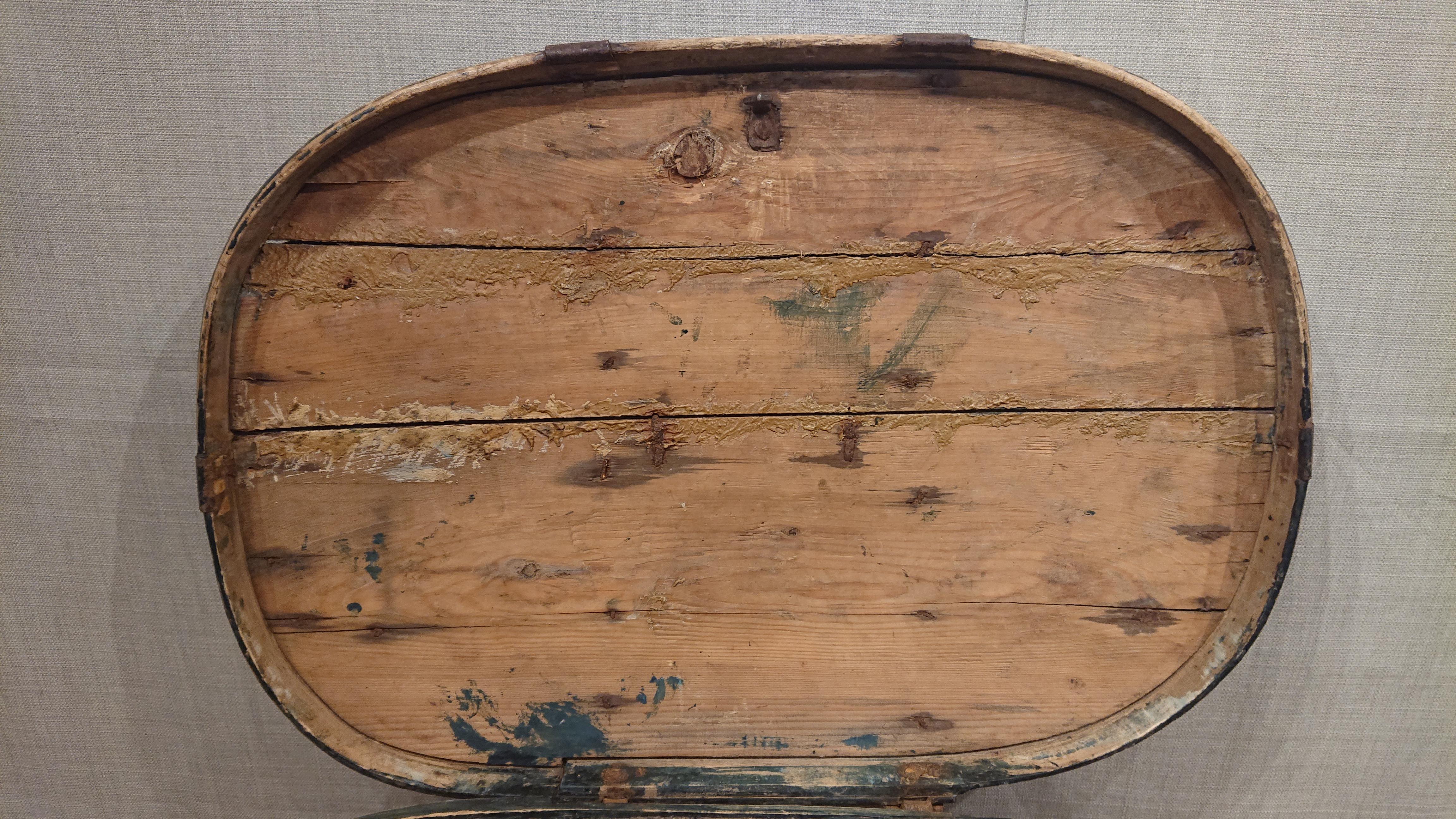 Coffre de voyage/boîte d'art populaire suédois du 19ème siècle avec peinture d'origine intacte en vente 5