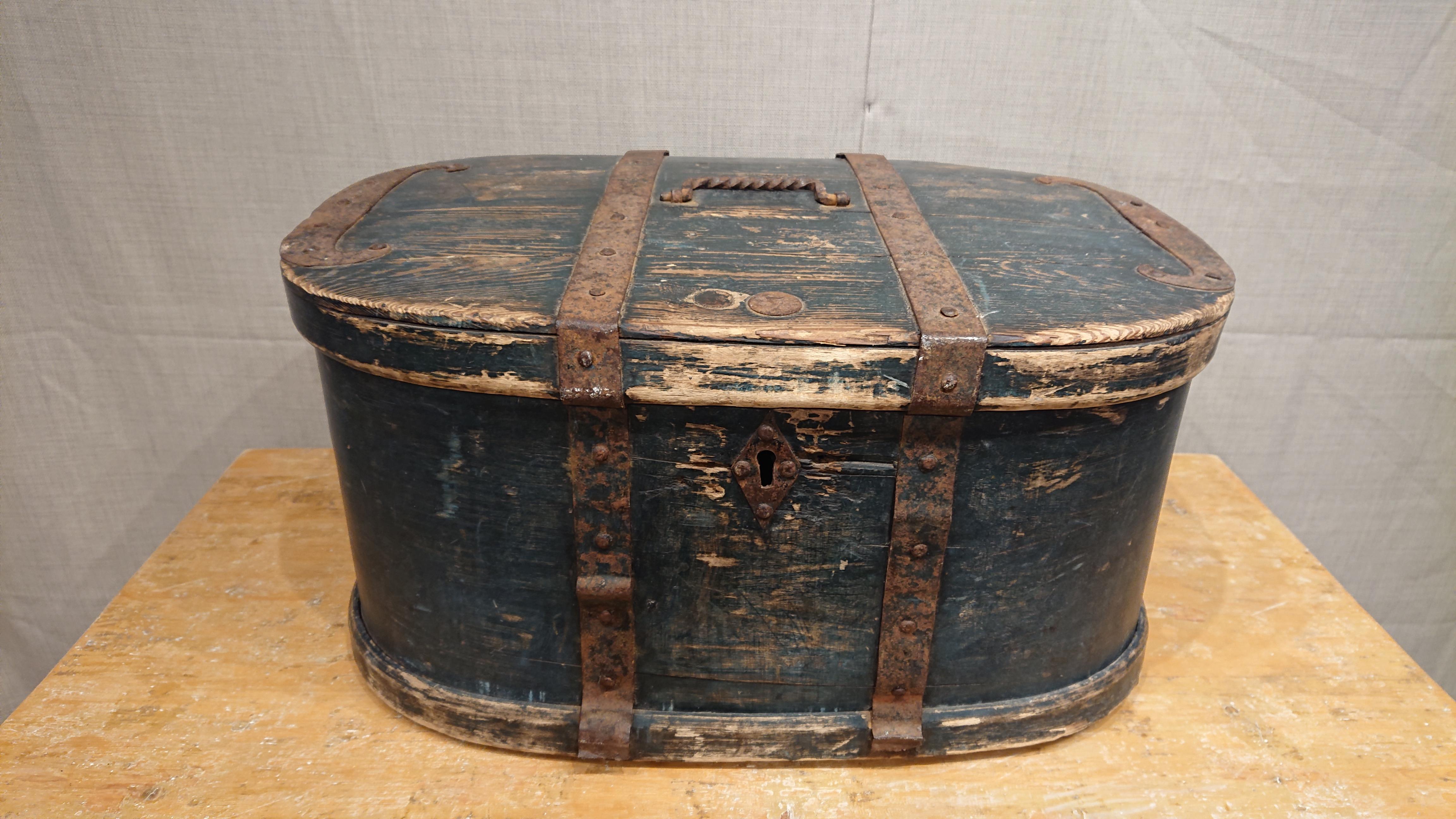19th century Swedish Folk Art chest box from Boden Norrbotten, Northern Sweden.
A very charming Box / chest with untouched Original paint.
Decorated with handwrought iron around the box and ower the lid.
The box was used to store valuables during