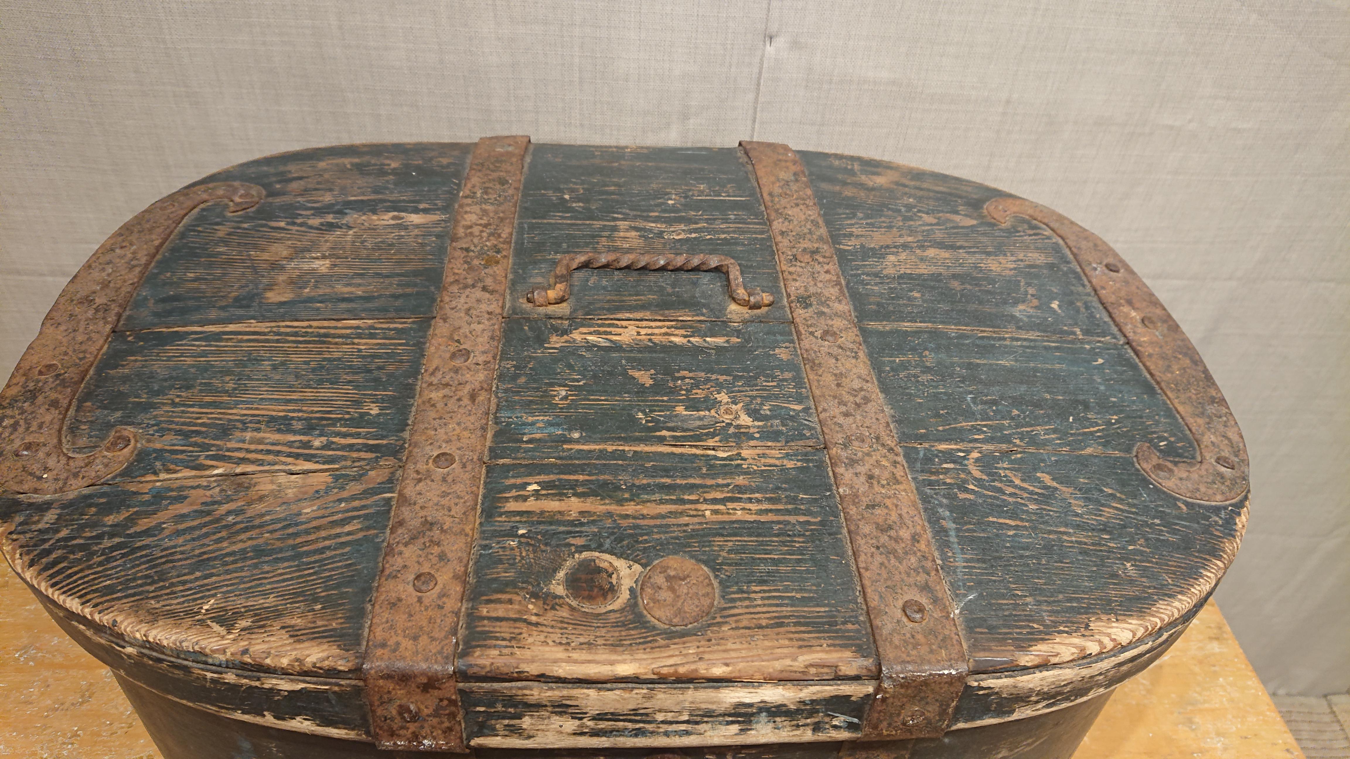 19th Century Swedish Folk Art Travel Chest / Box with Untouched Original Paint For Sale 1