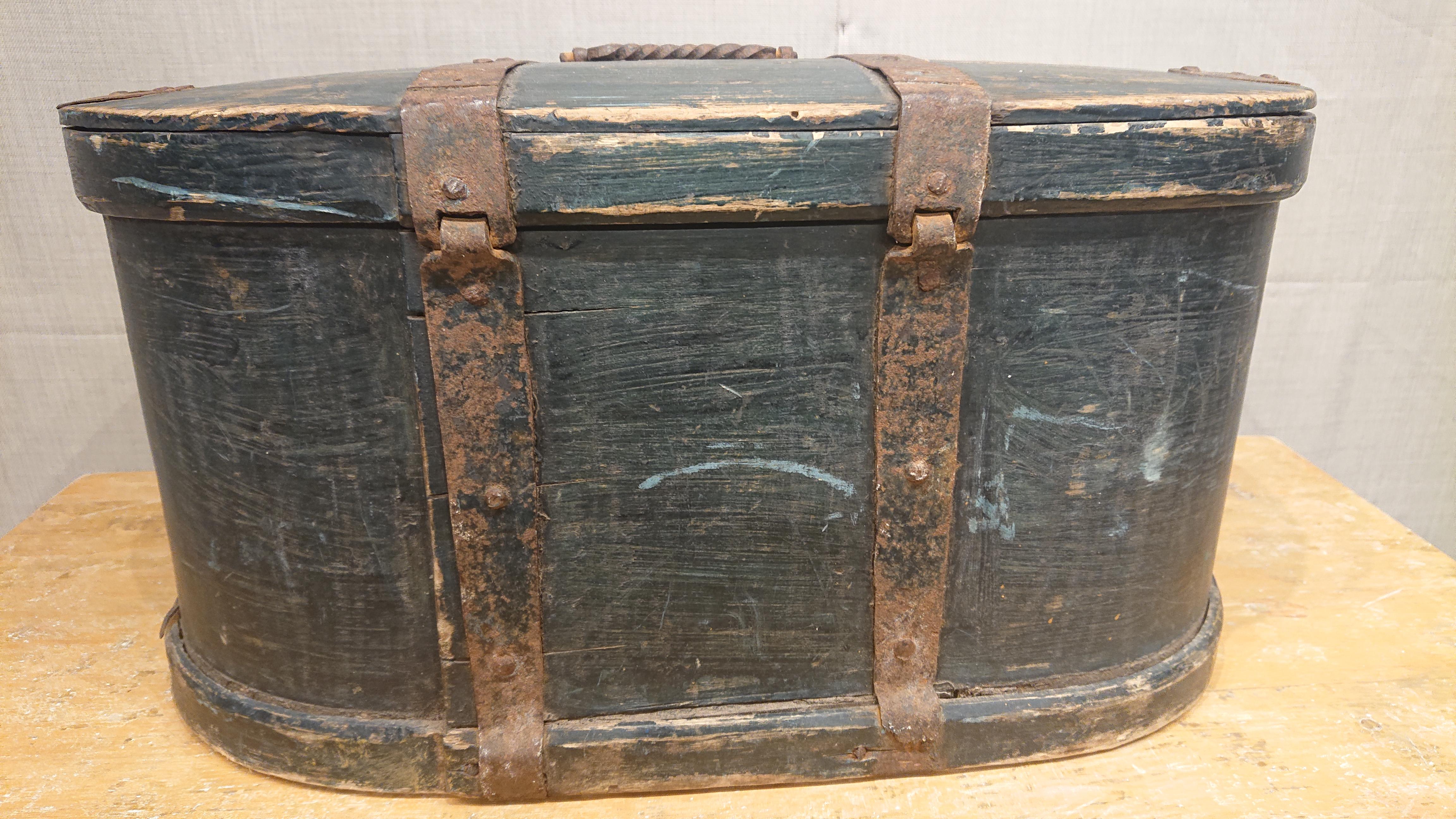 19th Century Swedish Folk Art Travel Chest / Box with Untouched Original Paint For Sale 5