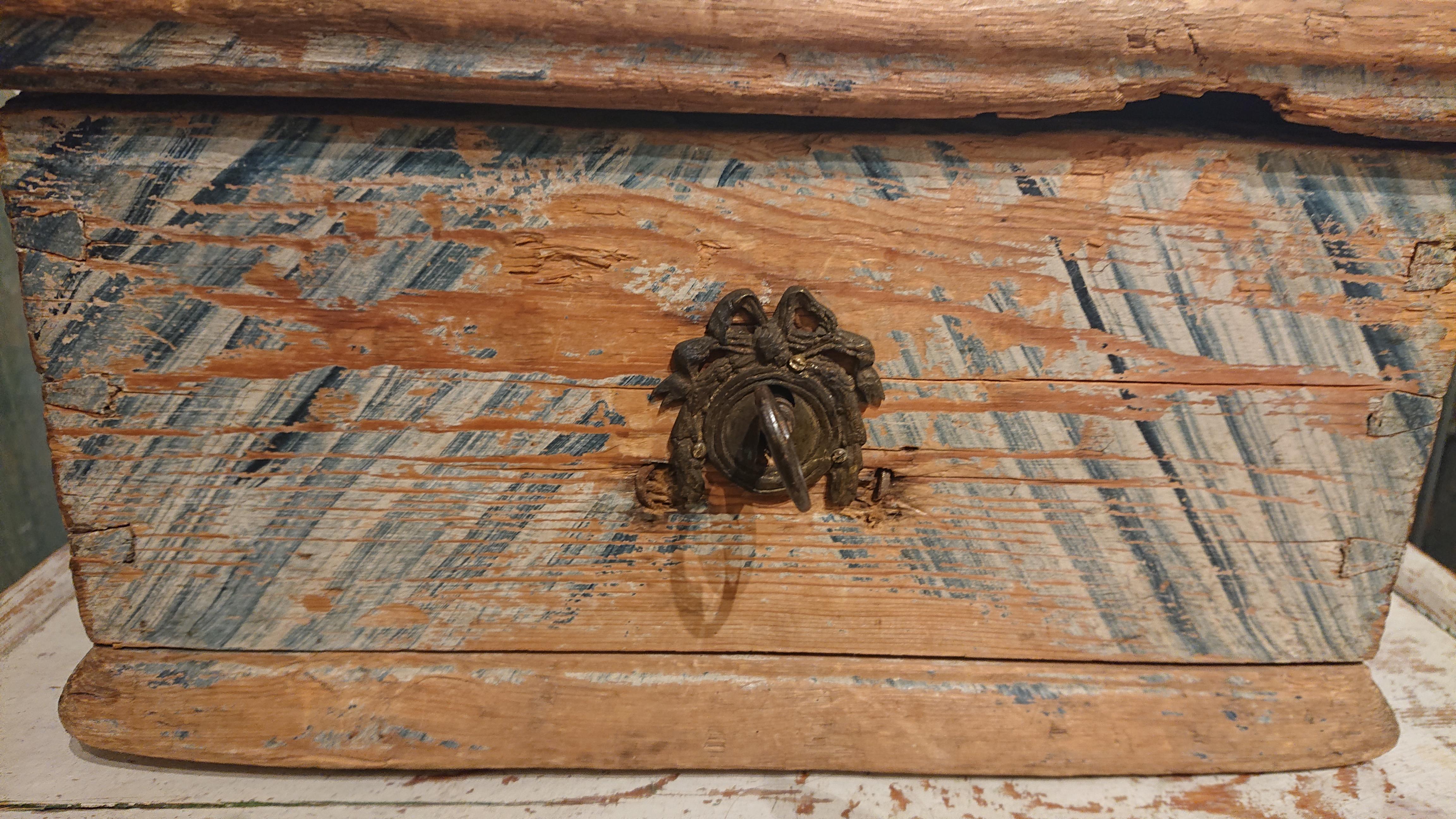 19th Century Swedish folk art travelling writing chest / box with original marble paint from Lulea Norrbotten, 
Northern Sweden.
A charming Swedish Folk Art Chest with untouched original color.
Hardware & lock original to the piece. Working lock