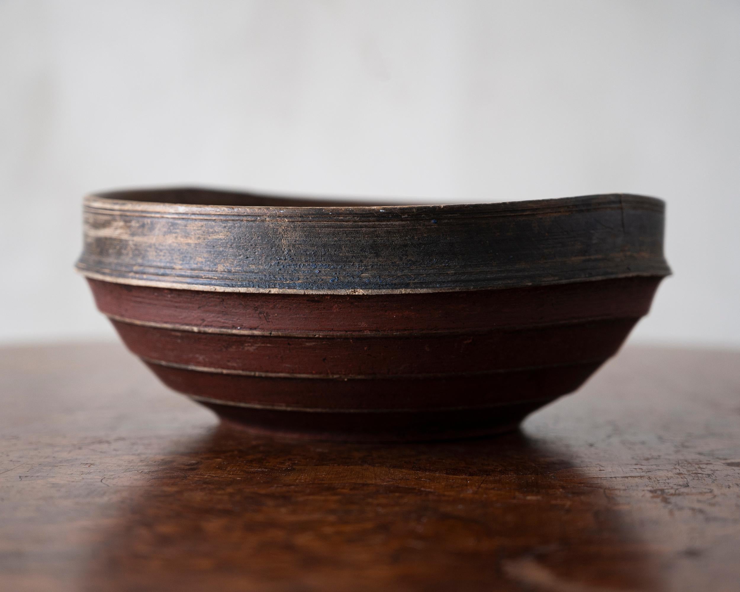 Fine 19th century Swedish folk art turned bowl in two colors with an great shape and original surface. Ca 1820 - 50 Sweden. 