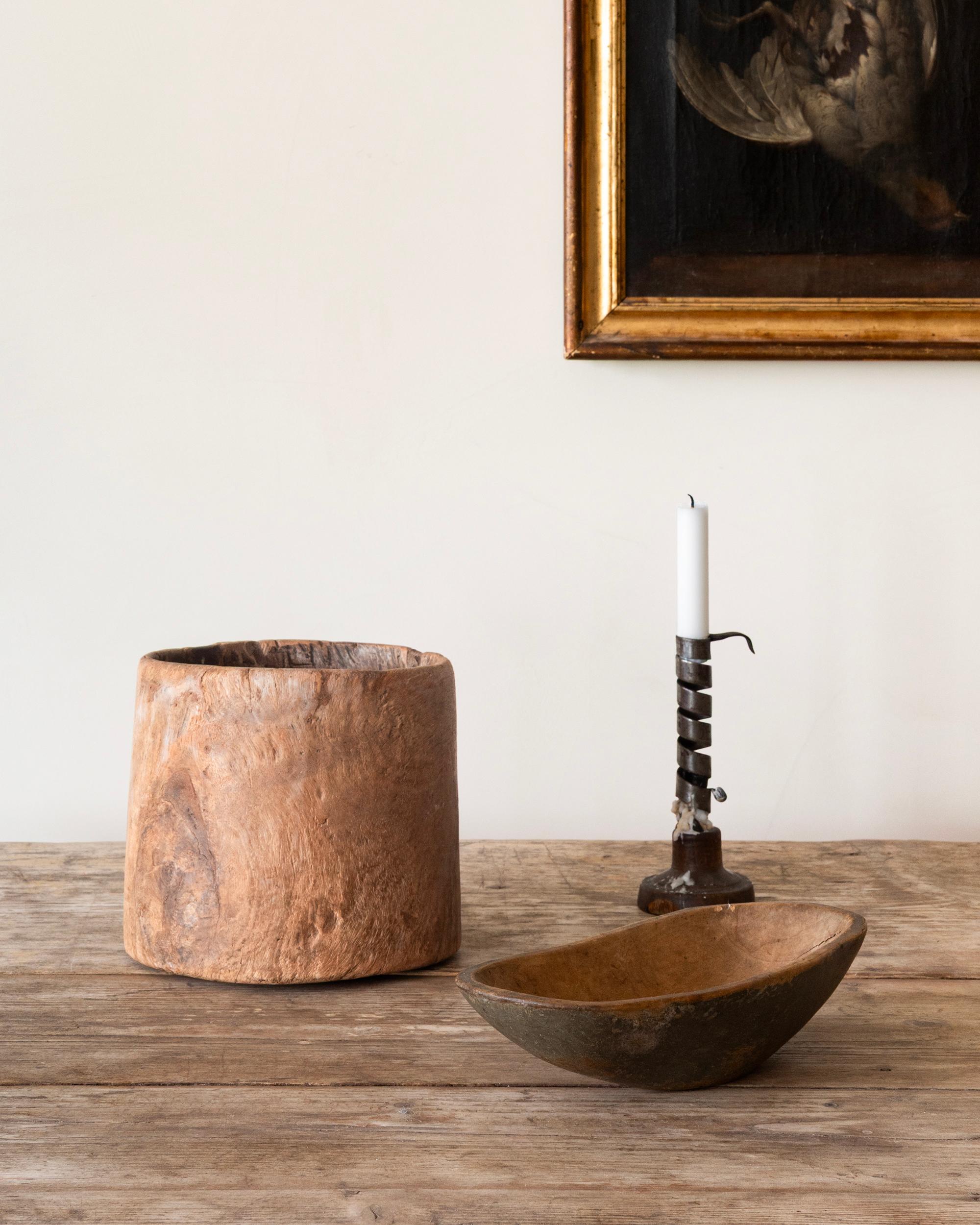 Vaso con tronco d'albero scavato in stile folk svedese del XIX secolo. Ca 1850 Svezia.