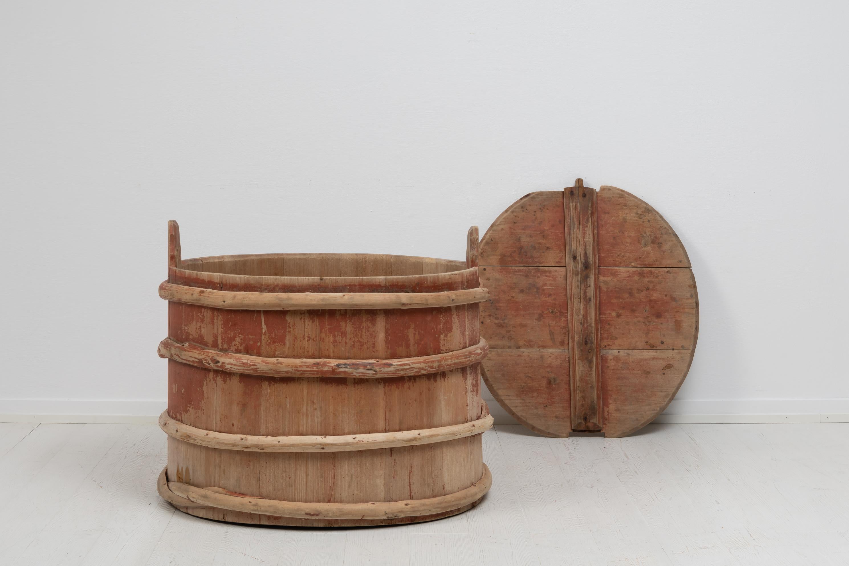 Swedish hand-crafted folk art wood barrel made around the mid 19th century, circa 1840 to 1850. The barrel is Swedish, made of pine and is in untouched original condition. The pine has traces of the original red paint. The barrel has the original
