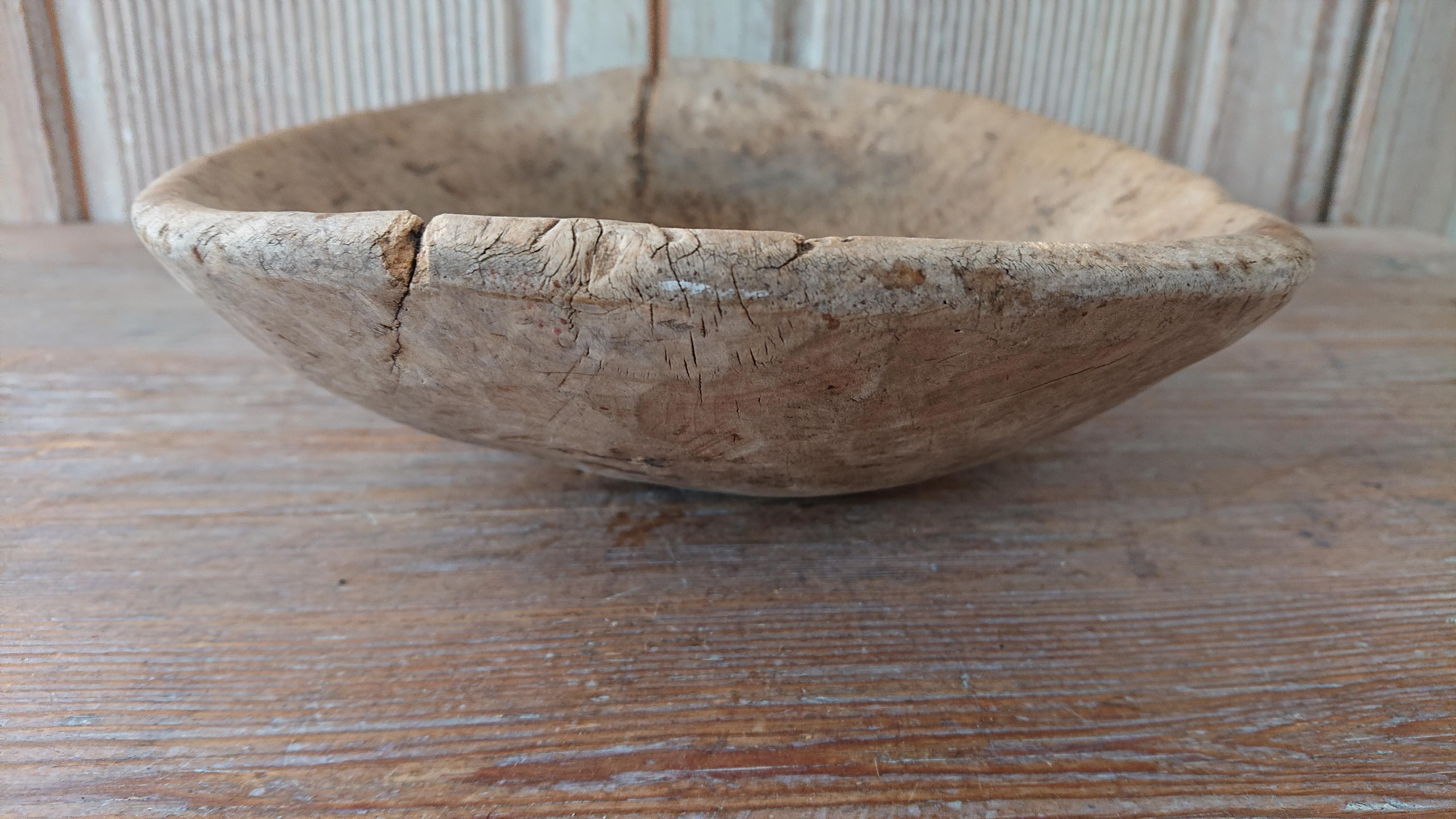 19th Century Swedish Folk Art Wooden bowl dated 1831 Signed HHS In Good Condition For Sale In Boden, SE