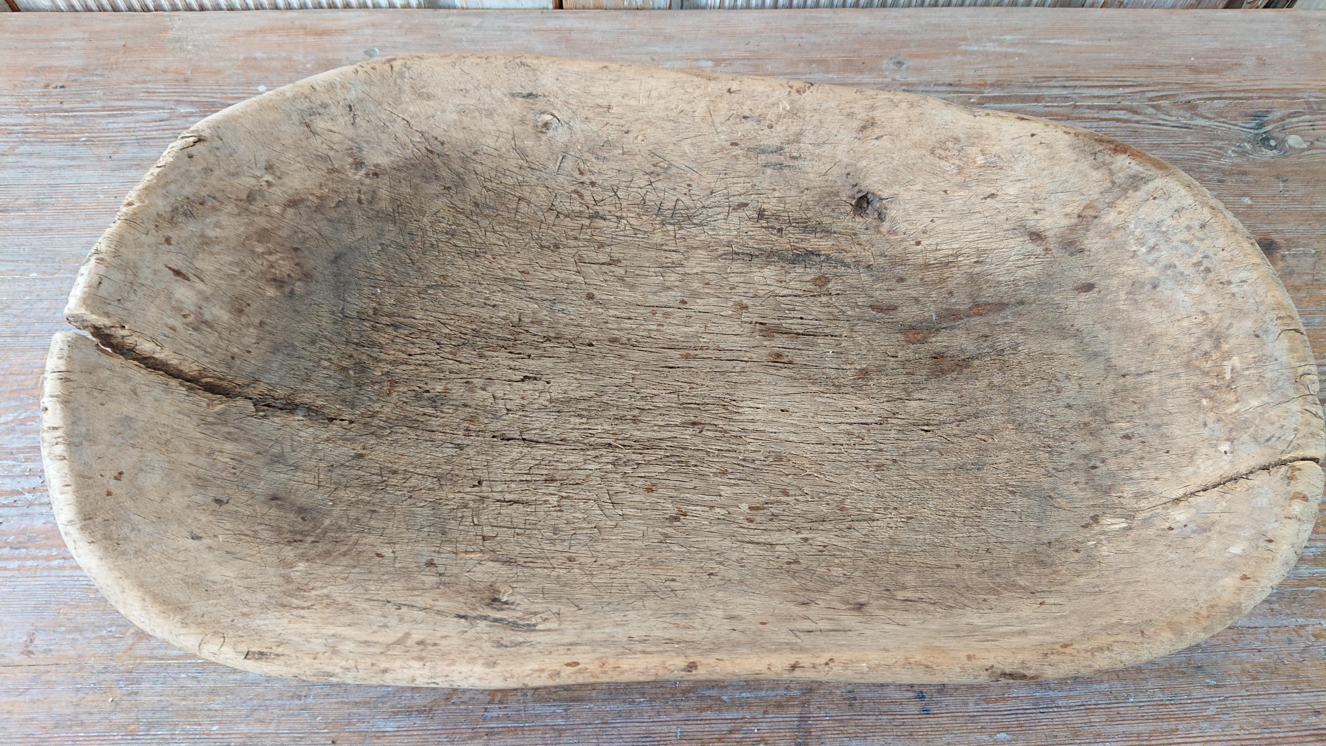 Schwedische Volkskunst-Holzschale aus dem 19. Jahrhundert, datiert 1831, signiert HHS (Kiefernholz) im Angebot