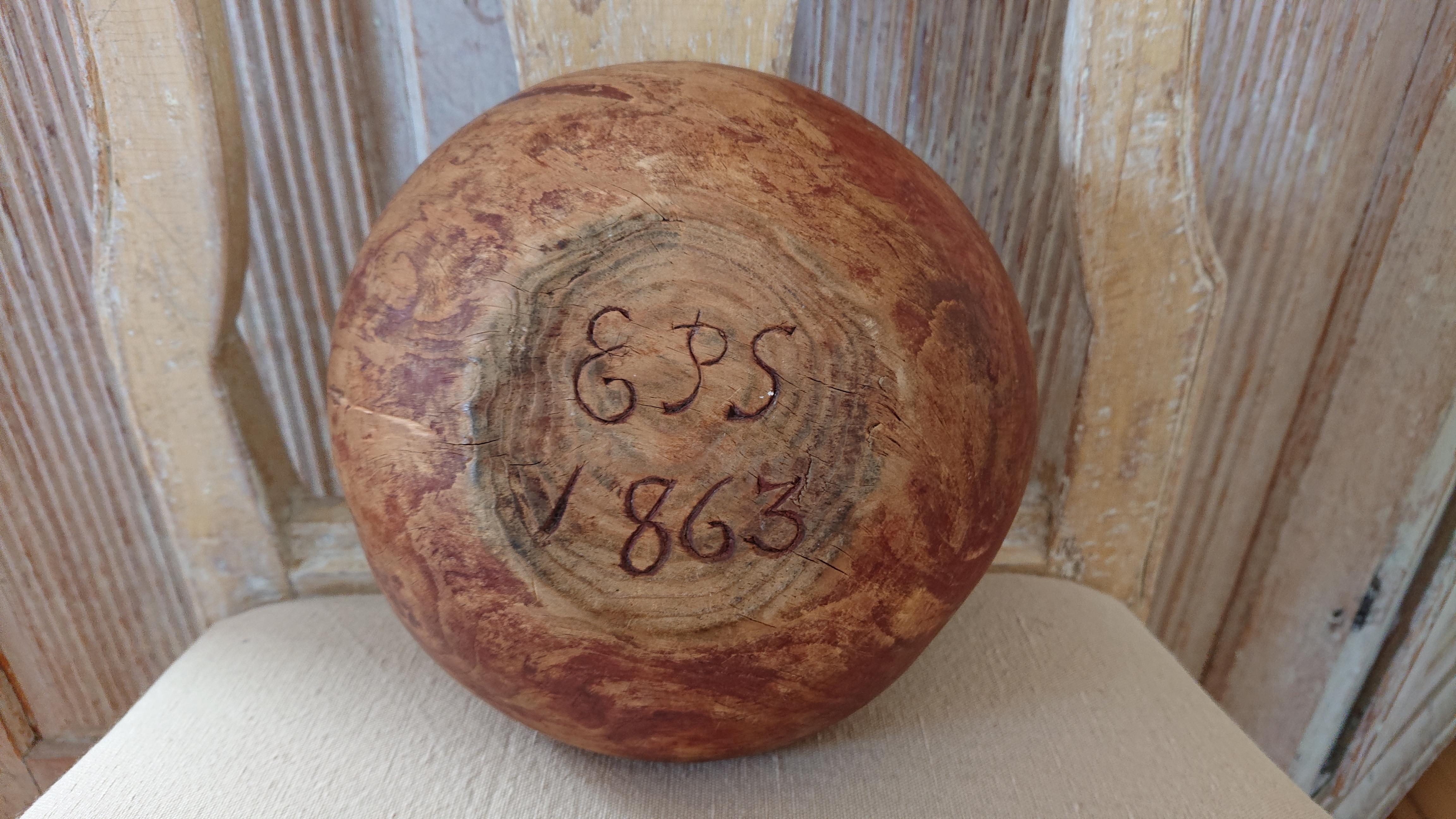 19th century Swedish folk Art wooden bowl dated 1863 Signed EPS.
A stunning antique organic wooden bowl with lovely patina & trace originalpaint.
You can see the use of time.
The bowl has ownershipmarking below (EPS).
The bowl is made of