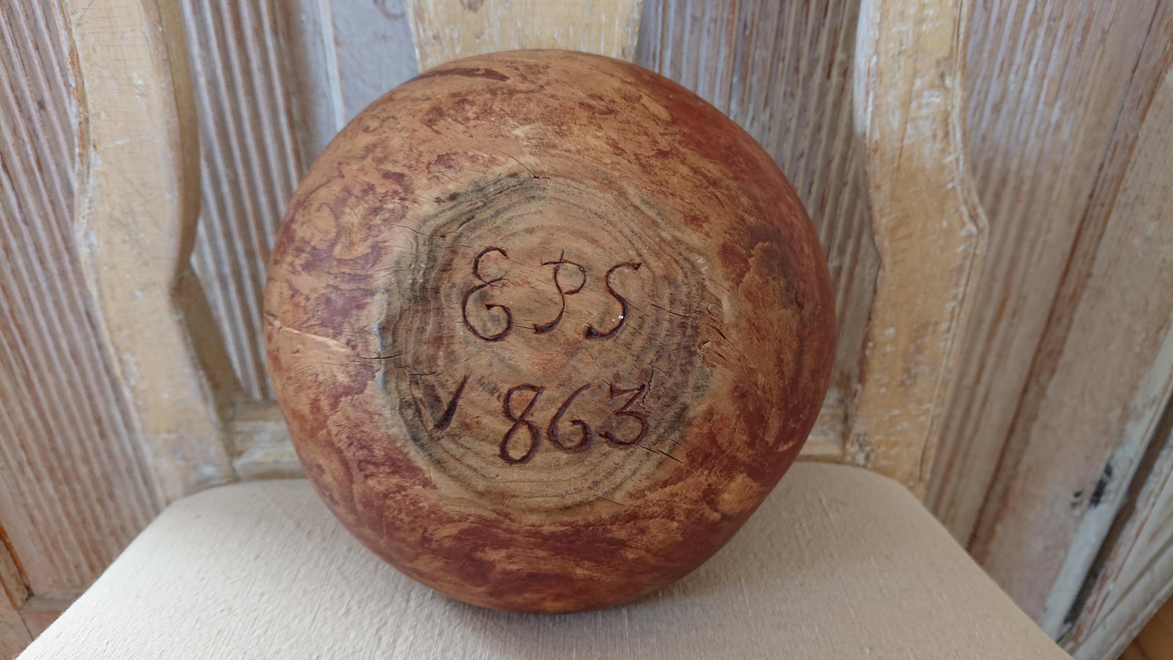 Cuenco de madera de arte popular sueco del siglo XIX fechado en 1863 Firmado EPS.
Impresionante cuenco antiguo de madera orgánica con una pátina preciosa y restos de pintura original.
Puedes ver el uso del tiempo.
El cuenco tiene marca de