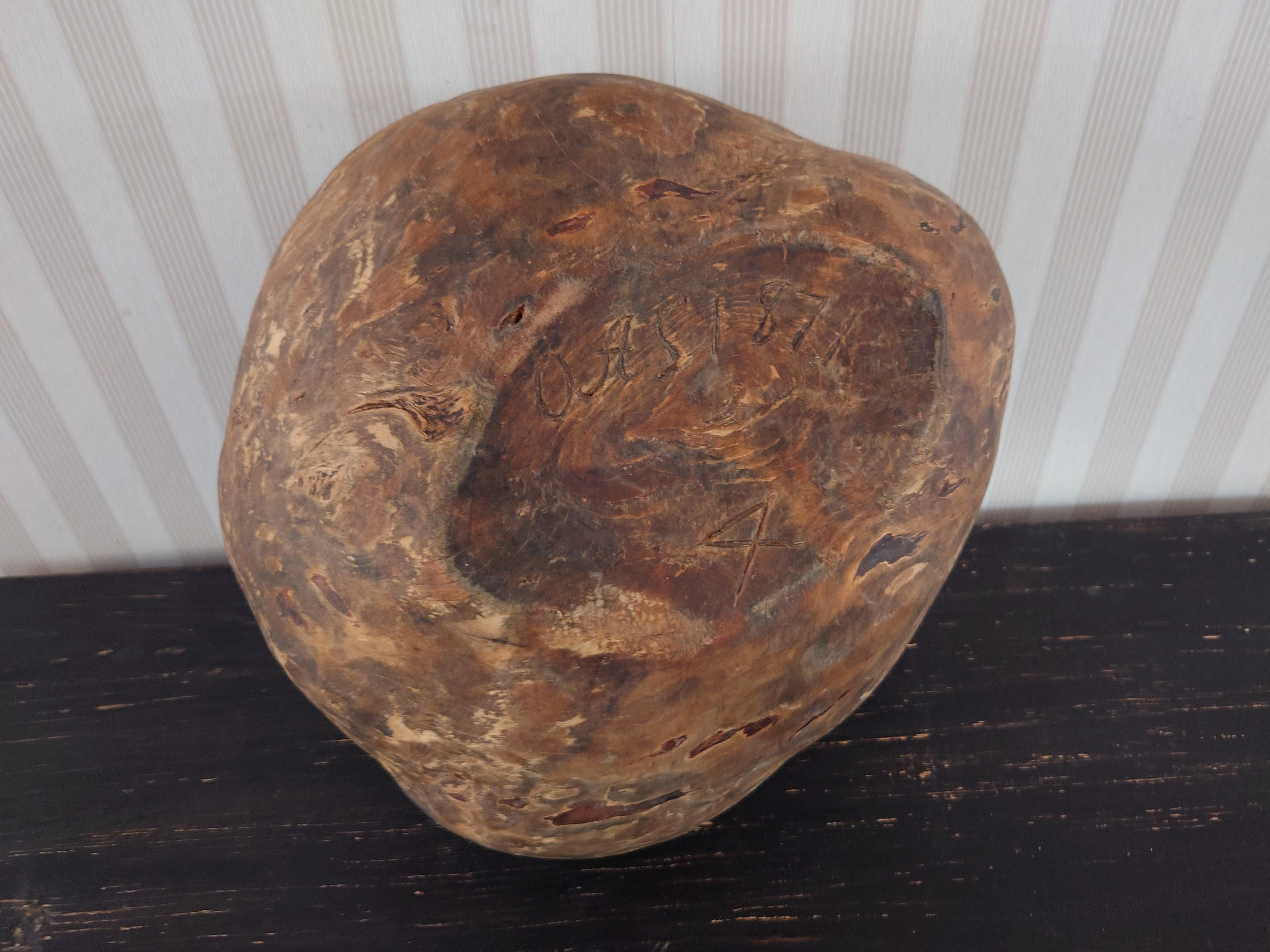 Ciotola in legno di arte popolare svedese del XIX secolo datata 1871 e firmata OAS in vendita 2