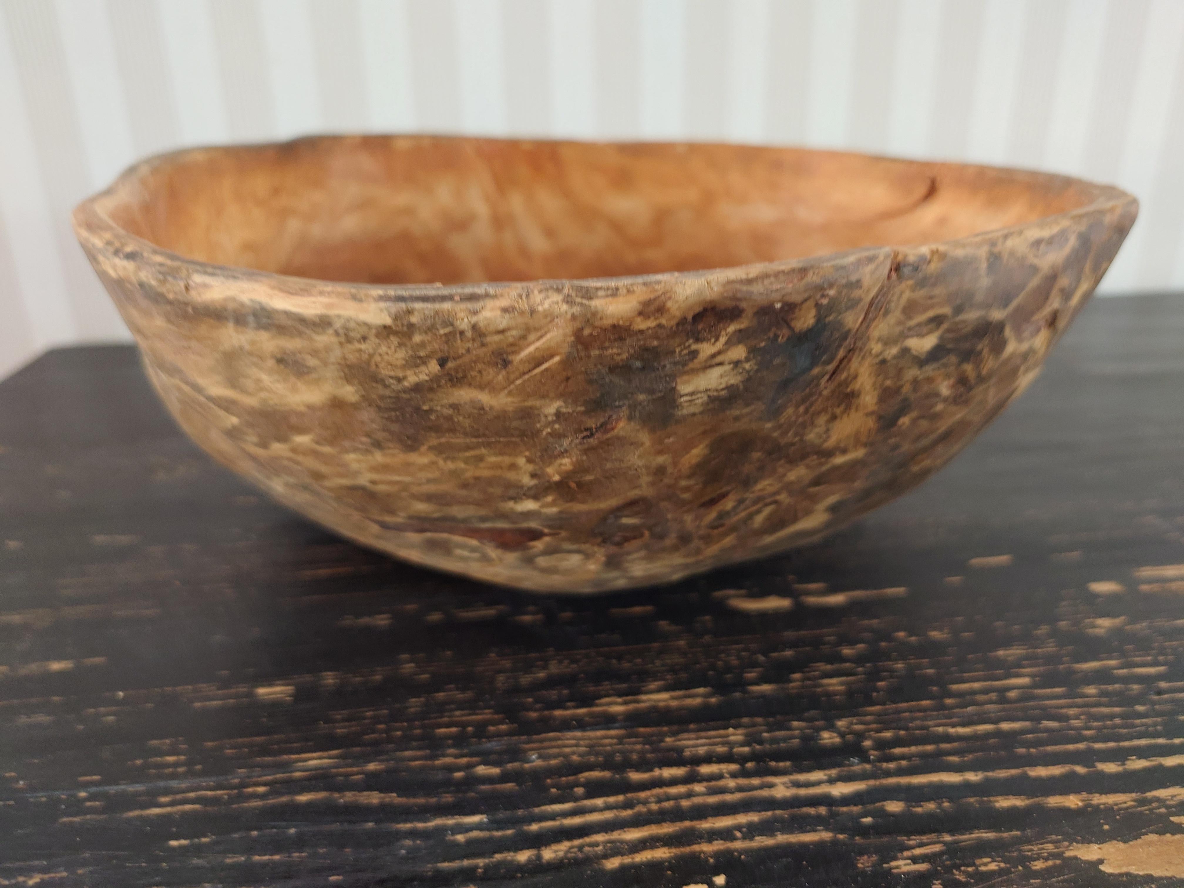 Intagliato a mano Ciotola in legno di arte popolare svedese del XIX secolo datata 1871 e firmata OAS in vendita