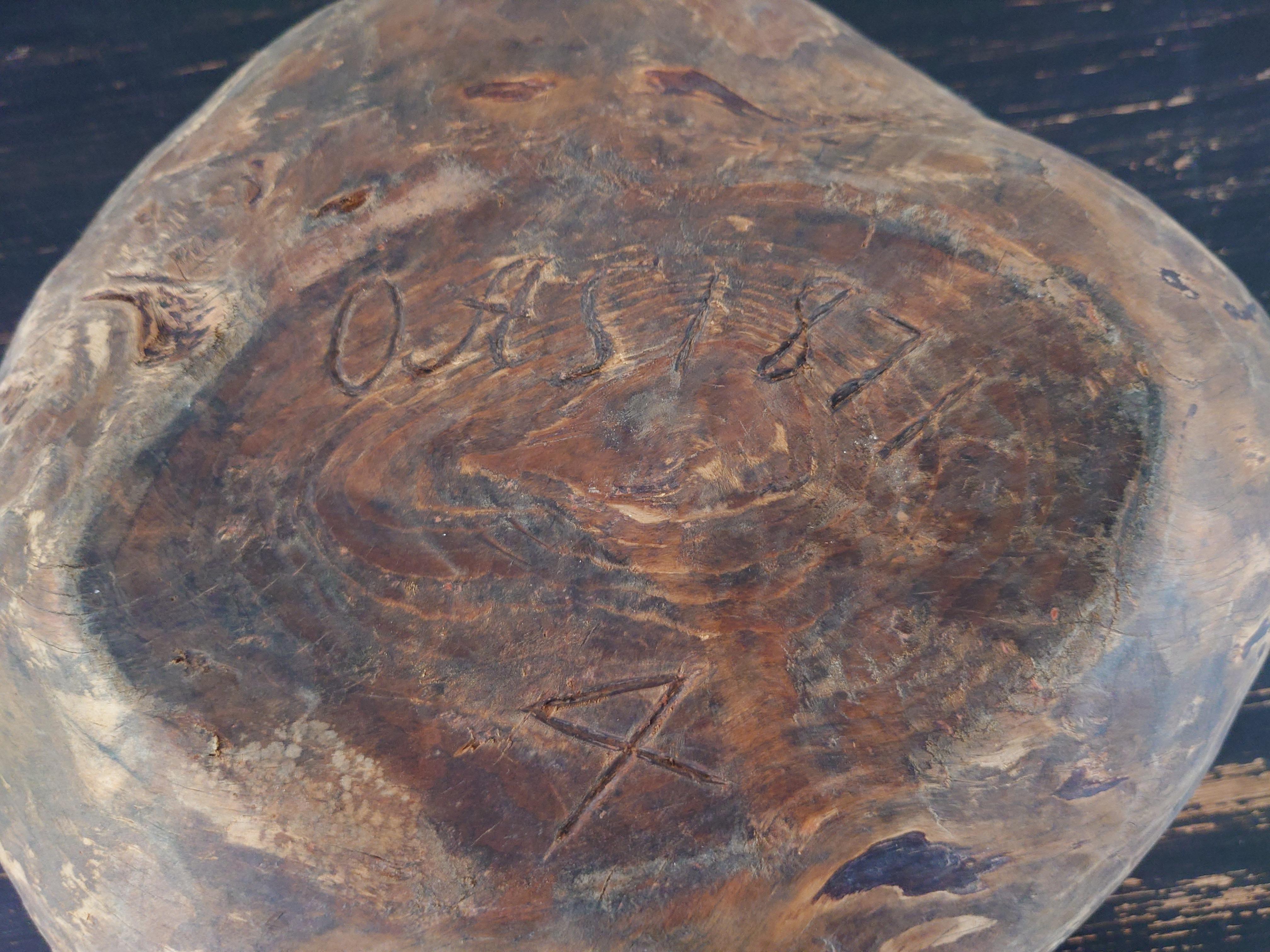 Pino Ciotola in legno di arte popolare svedese del XIX secolo datata 1871 e firmata OAS in vendita