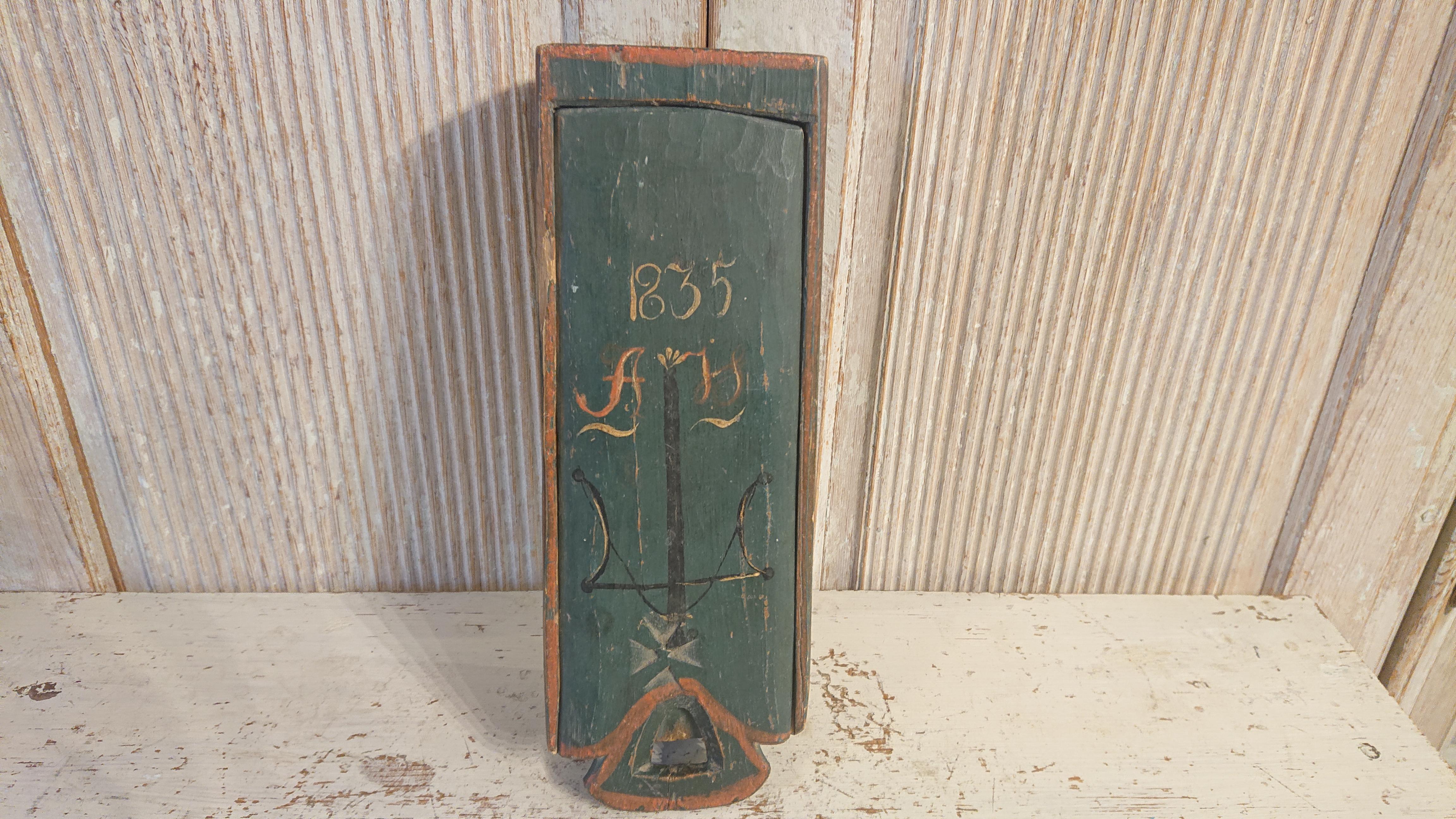 19th century Swedish wooden box from Umeå västerbotten,Northern Sweden
An beautiful untouched original painted box with beautiful colors dated 1825,it has monogram AH
Beautiful painted bow on the lid and arrows on both sides on the box.
Good