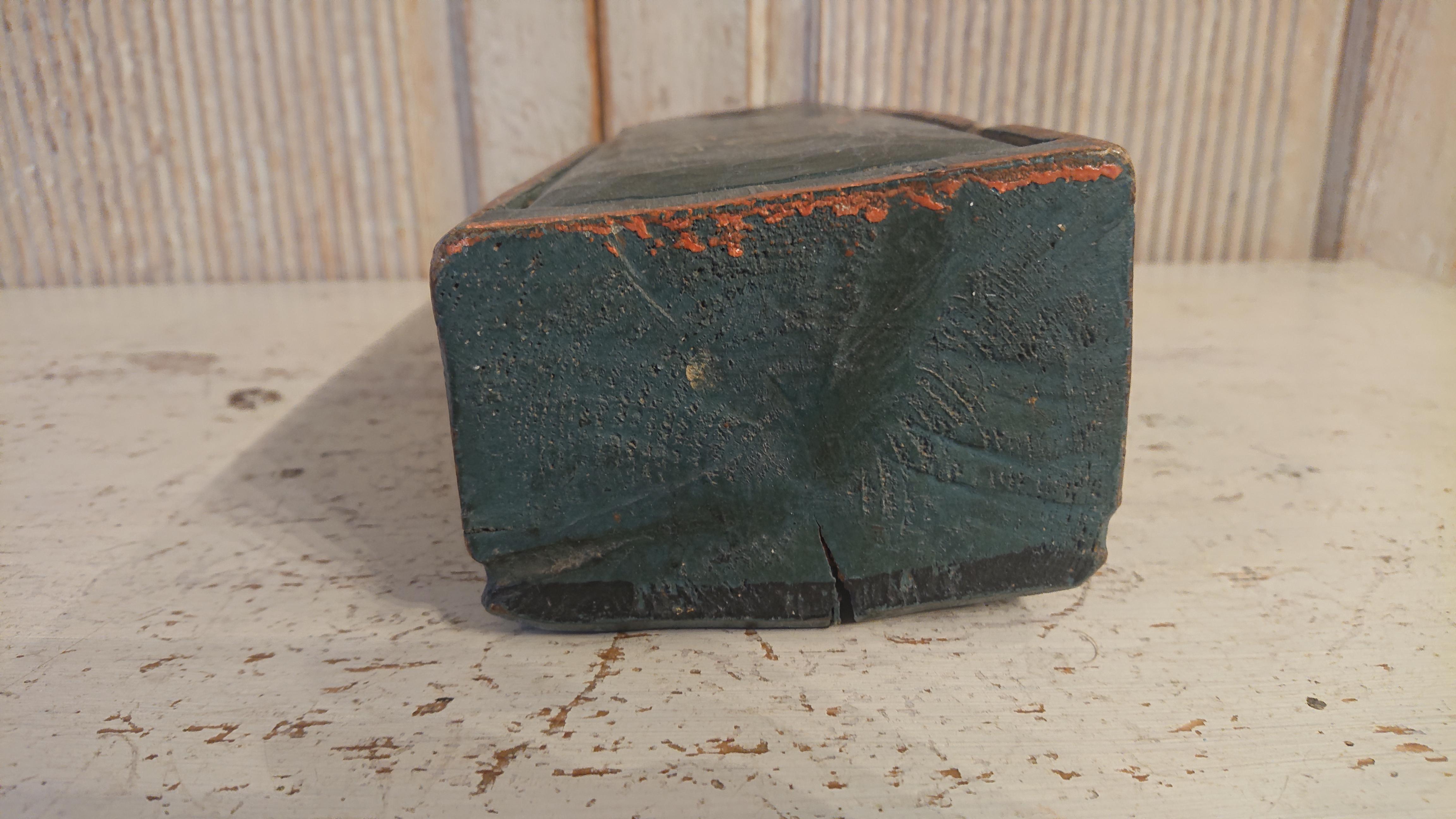19th Century Swedish Folk Art Wooden Box with Untouched Original Paint In Good Condition For Sale In Boden, SE