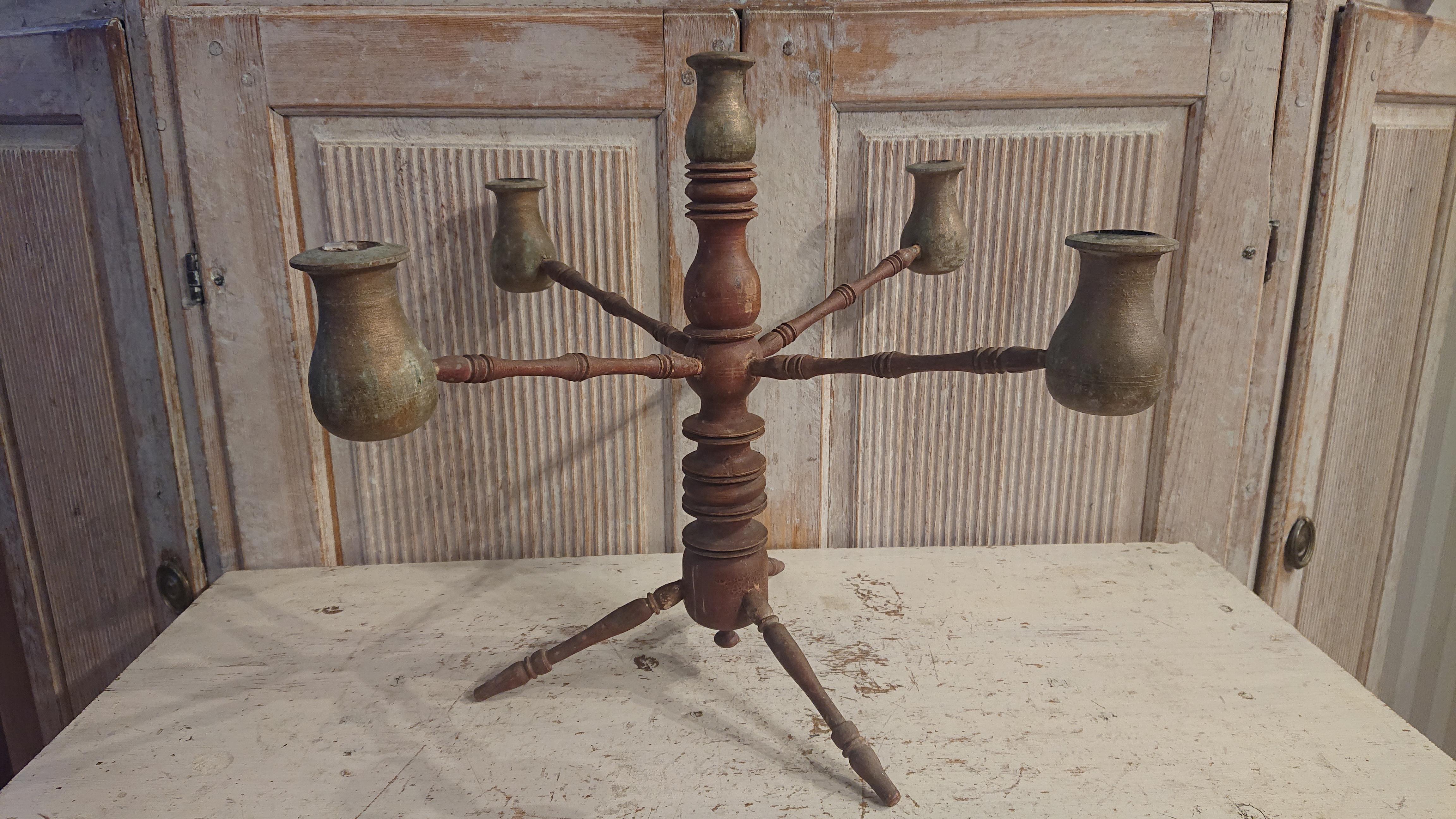 Chandelier suédois en bois du 19e siècle 
Insolite et fantastique calendabra en bois avec peinture d'origine intacte.
Les dimensions des bougeoirs sont de 2 cm.
Bon état antique avec des coups historiques mineurs, des marques, des éraflures, de