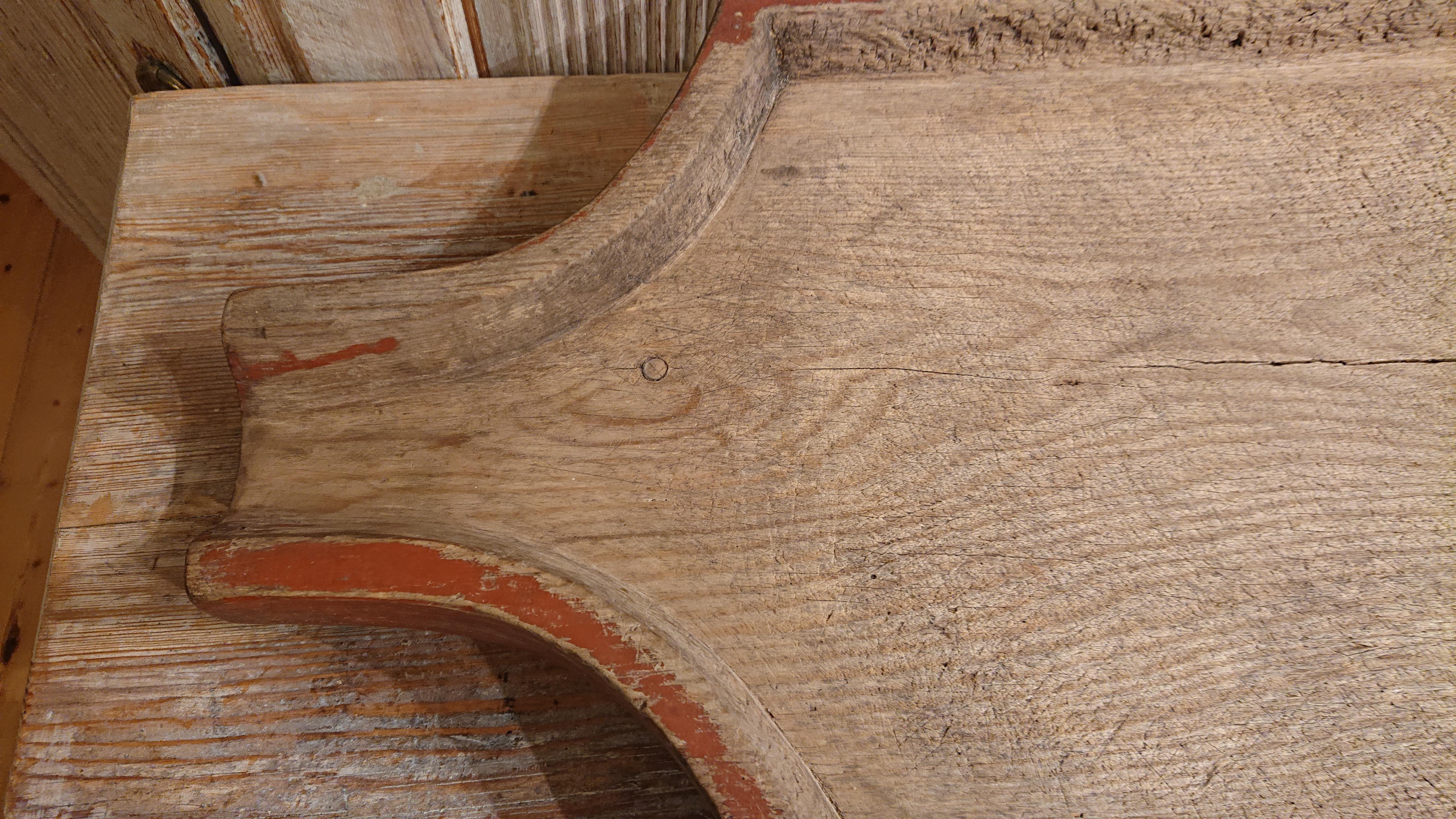Planche à fromage en bois d'art populaire suédois du 19ème siècle avec peinture d'origine en vente 10