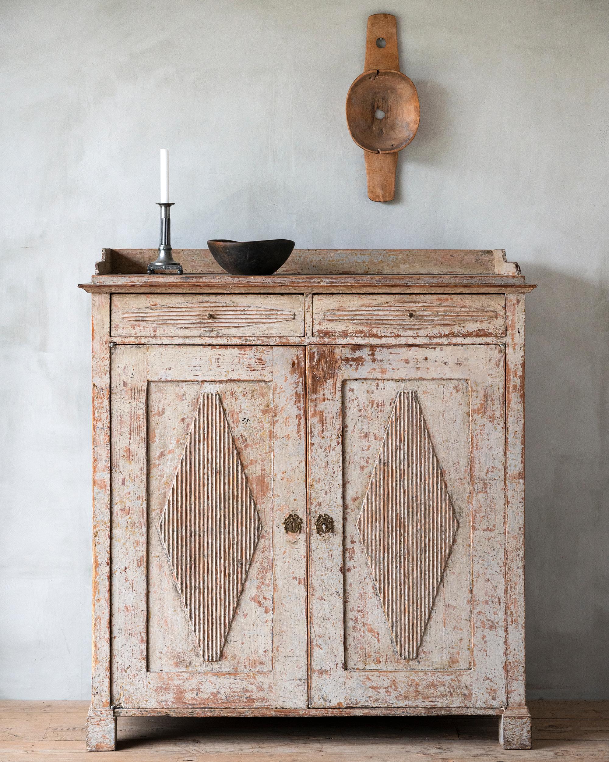 Antico imbuto in legno di arte popolare dell'inizio del XIX secolo ricavato da un unico pezzo di legno. 1800 circa Svezia. 