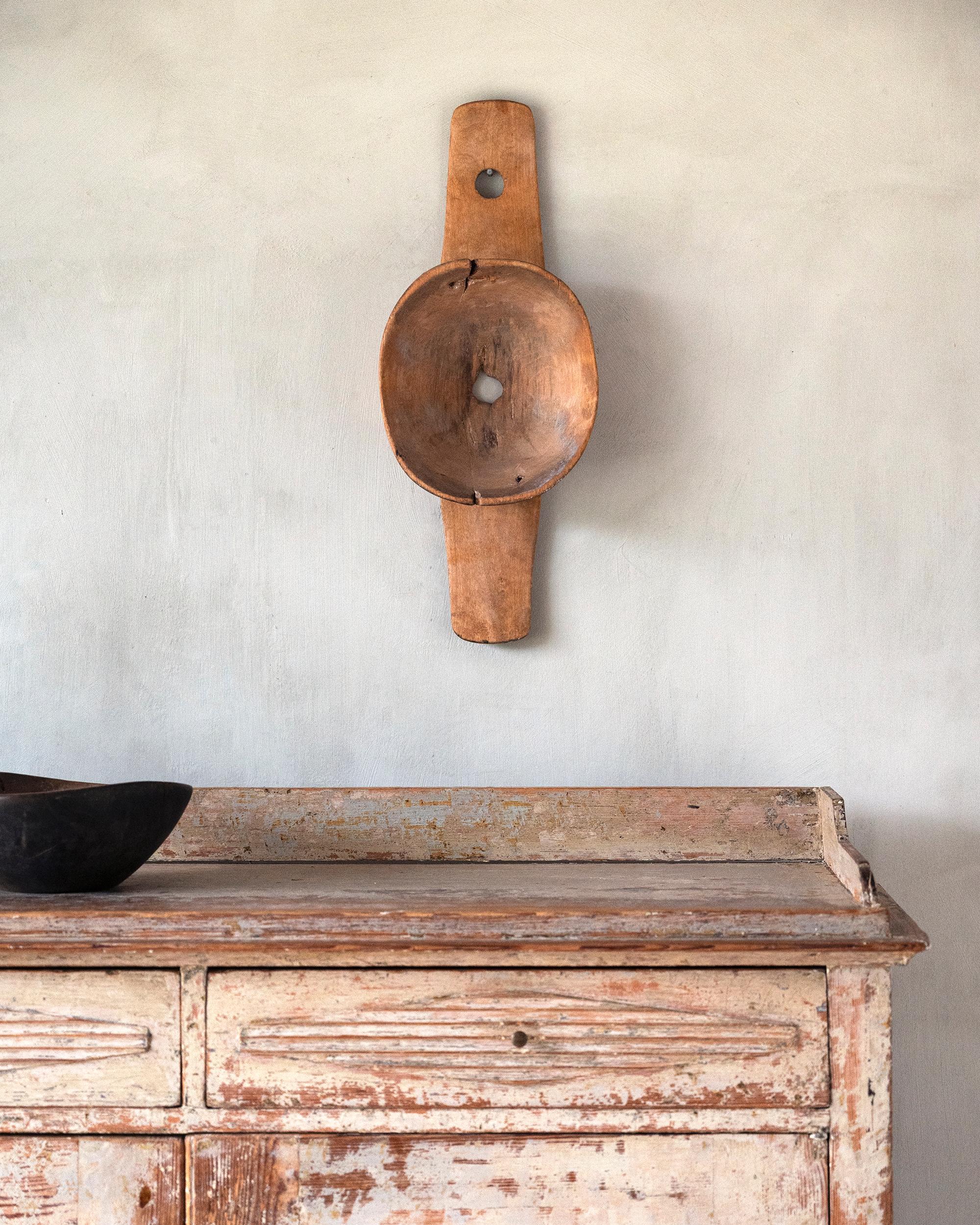 Arte popolare Imbuto in legno di arte popolare svedese del XIX secolo in vendita