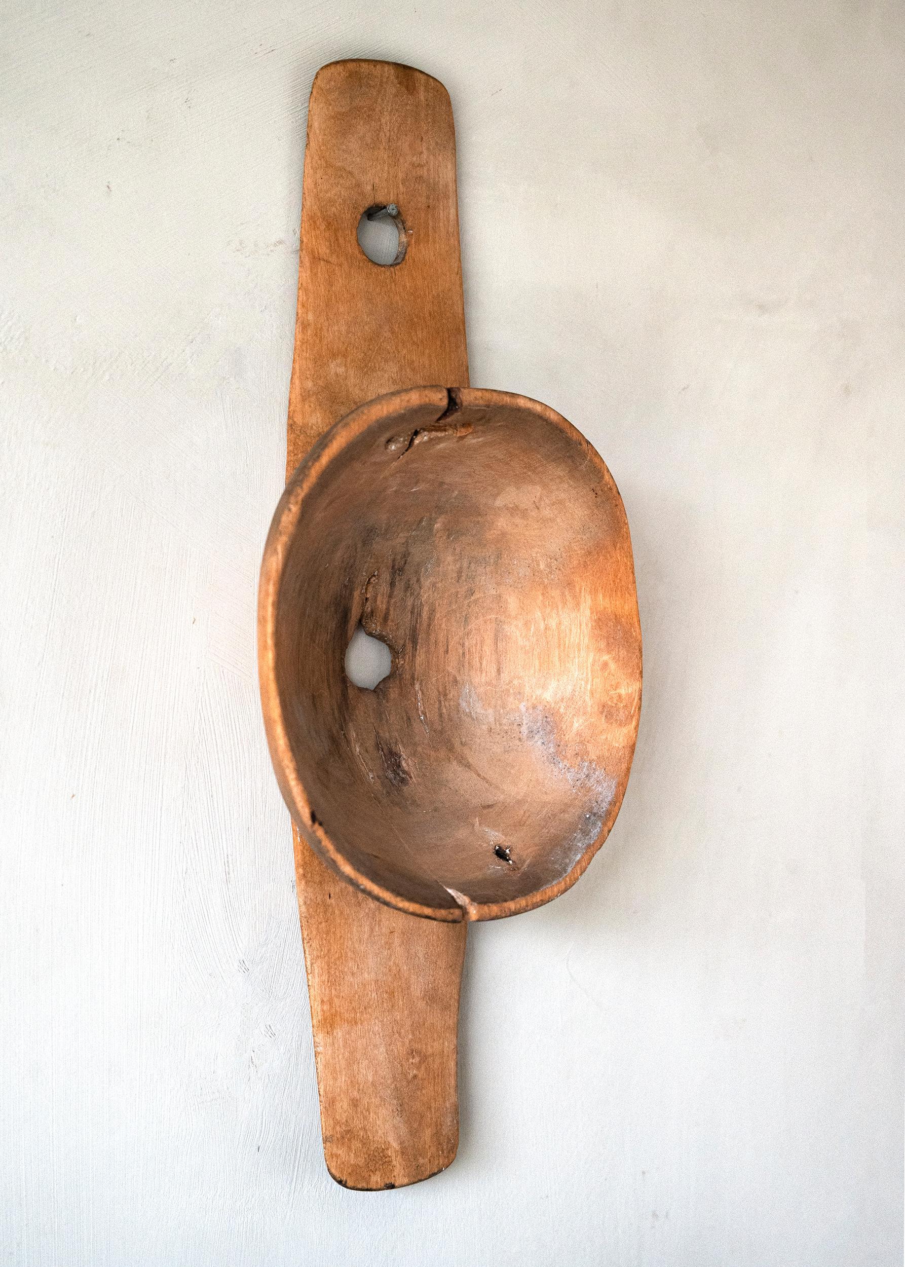 Intagliato a mano Imbuto in legno di arte popolare svedese del XIX secolo in vendita