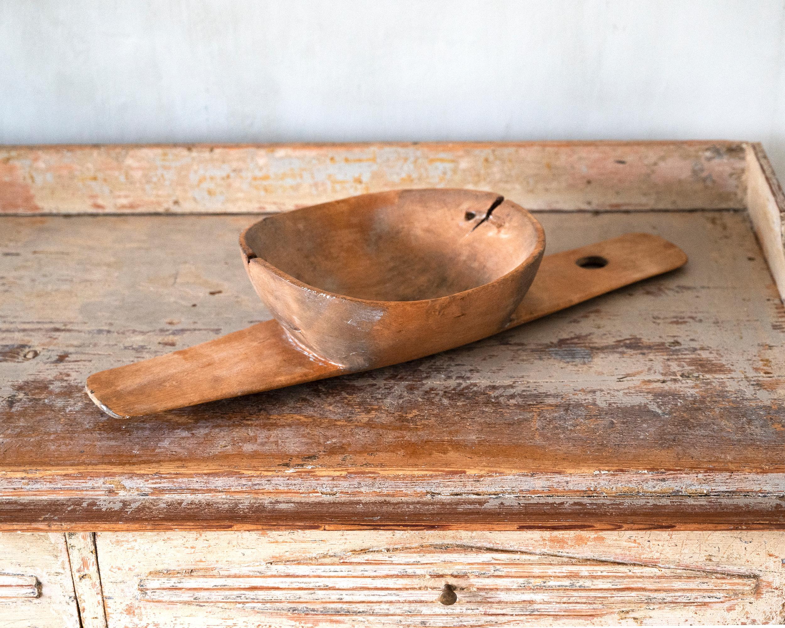 Imbuto in legno di arte popolare svedese del XIX secolo In condizioni buone in vendita a Bozeman, MT