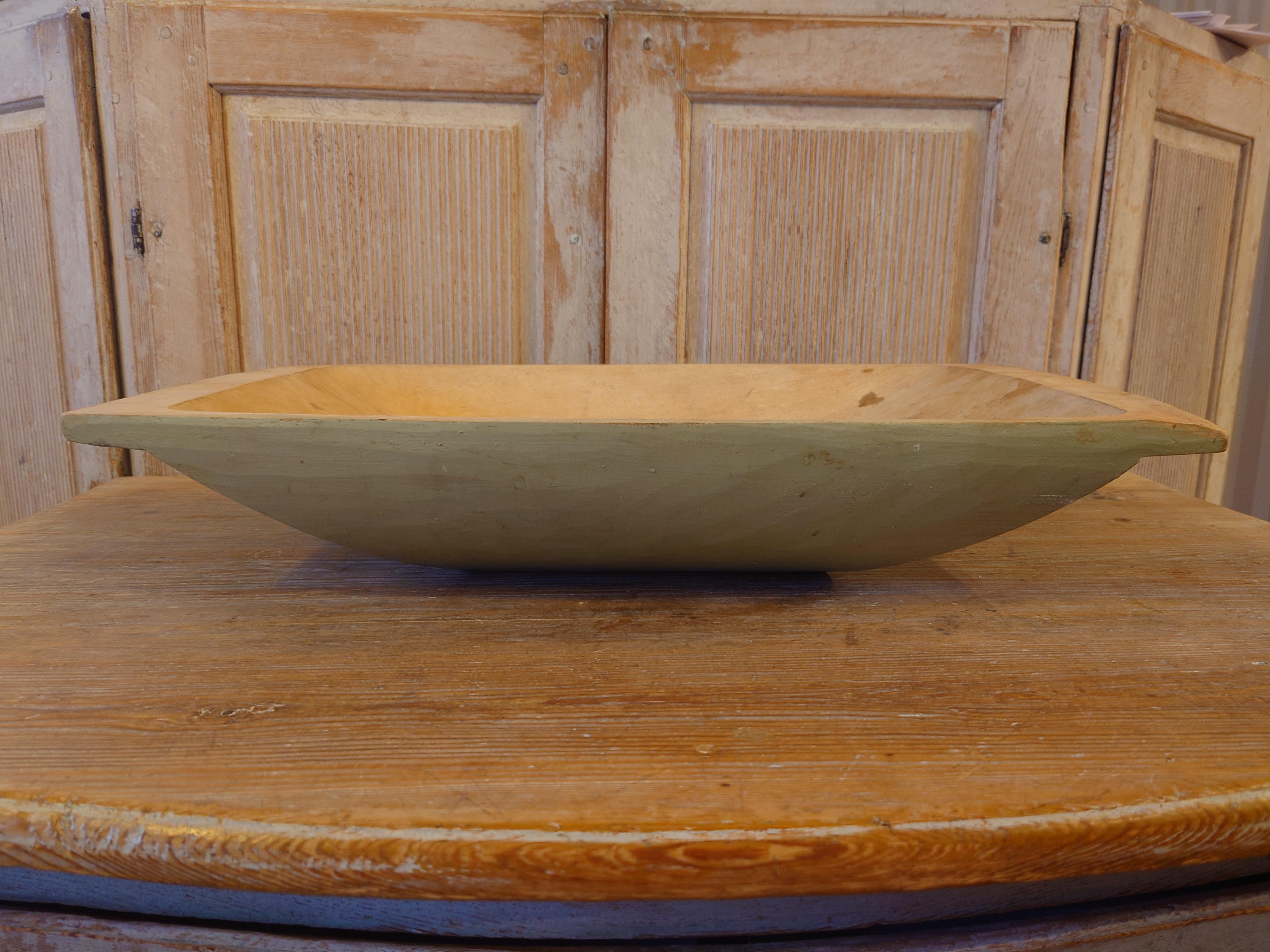19th Century Swedish Antique wooden tray / serving bowl with untouched Original Paint from Skellefteå Västerbotten, Northern Sweden.
A large farmers handcrafted Trough or Serving bowl or Centerpiece.
A highly recommend functional object with