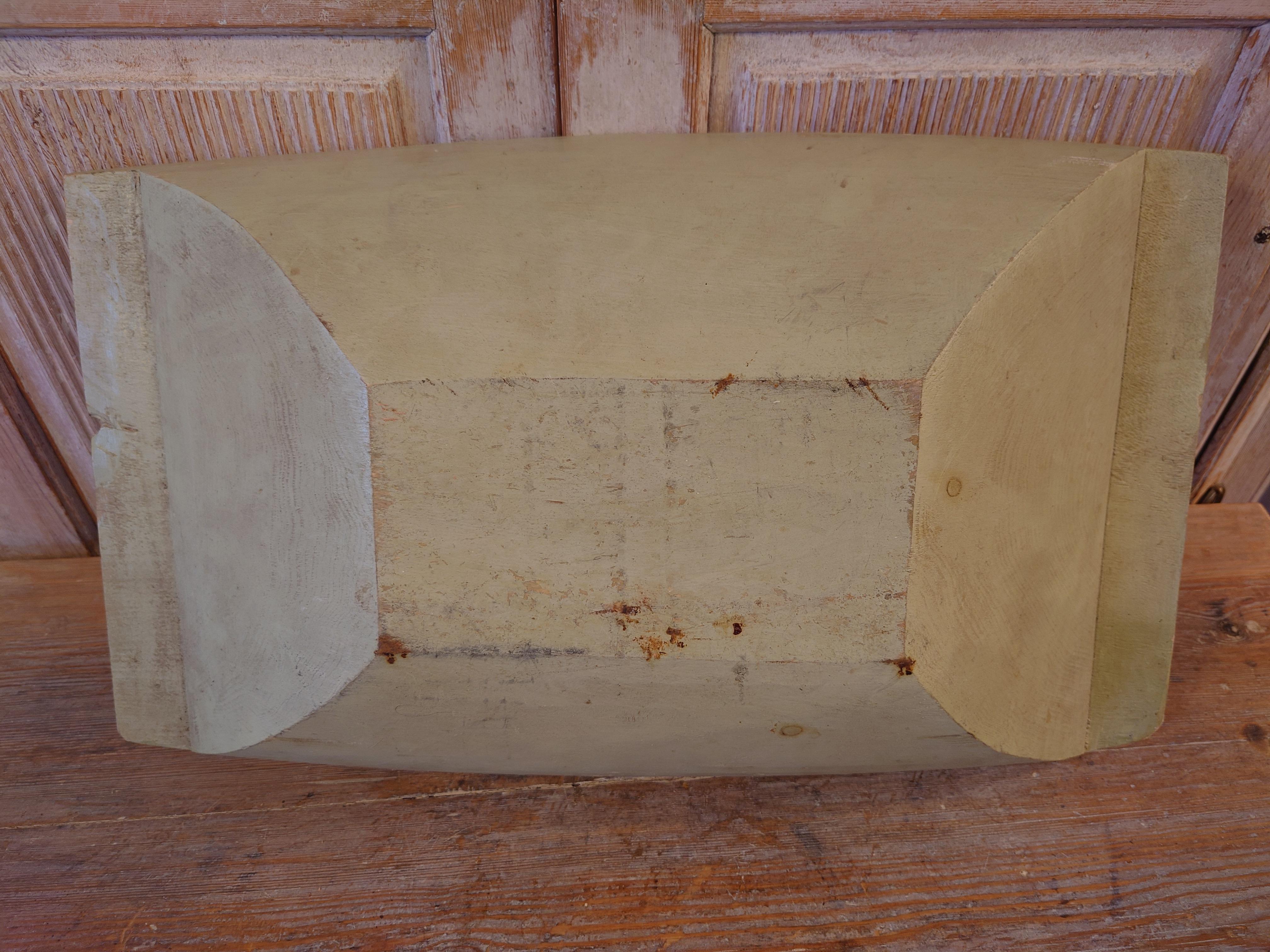 19th Century Swedish Folk Art Wooden Trough/ Serving Bowl with Original Paint In Good Condition For Sale In Boden, SE