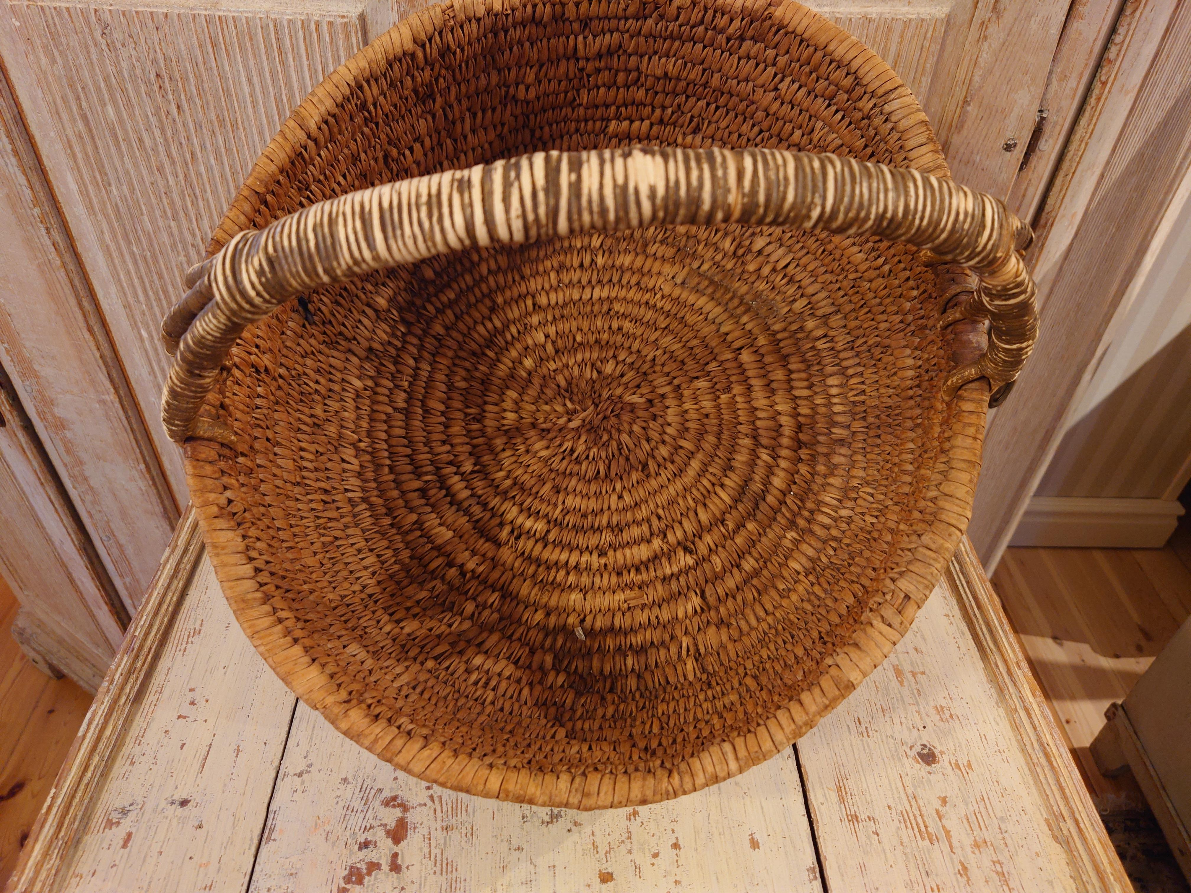 Twig 19th Century Swedish Folk Art Woven basket genuine rustic  For Sale
