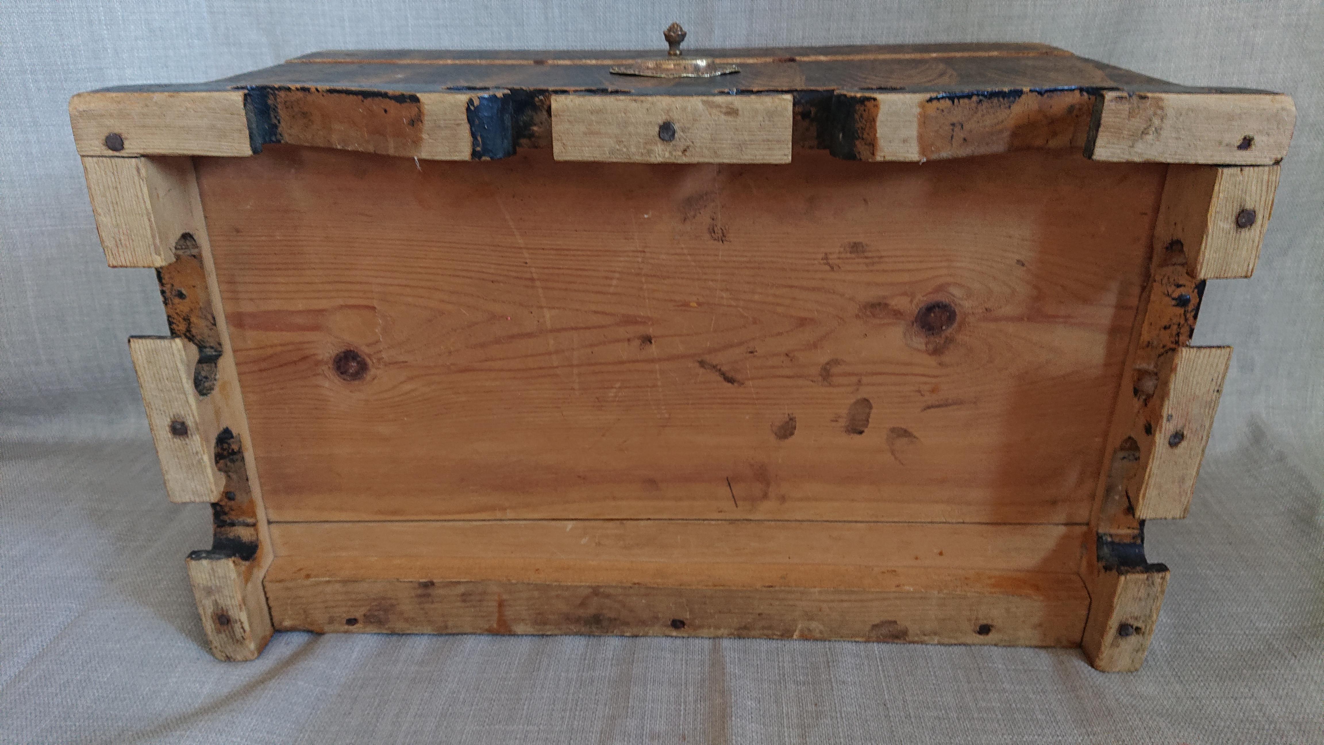 19th Century Swedish Folkart Empire Chest / Box with Originalpaint For Sale 7