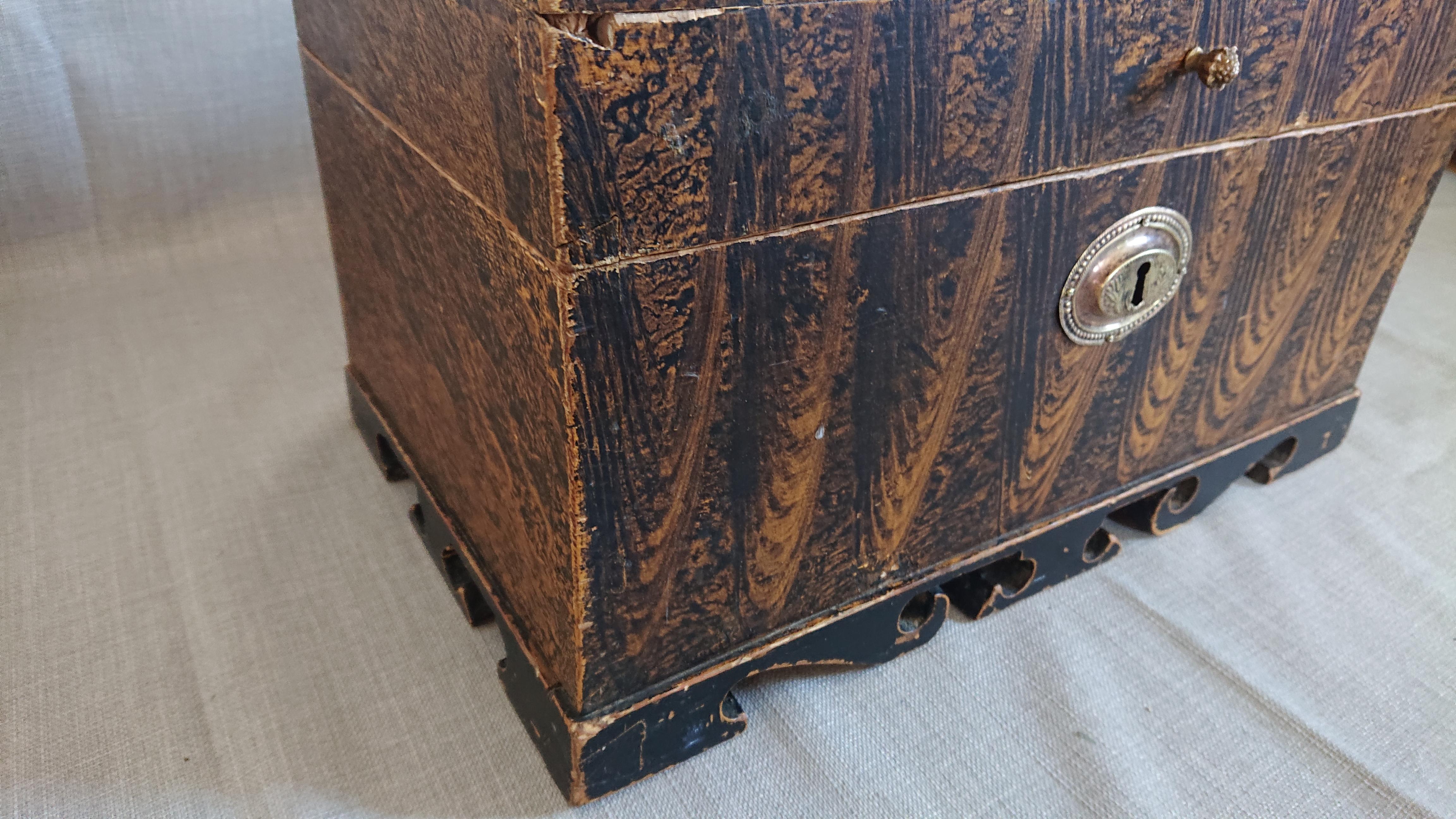 19th Century Swedish Folkart Empire Chest / Box with Originalpaint For Sale 8