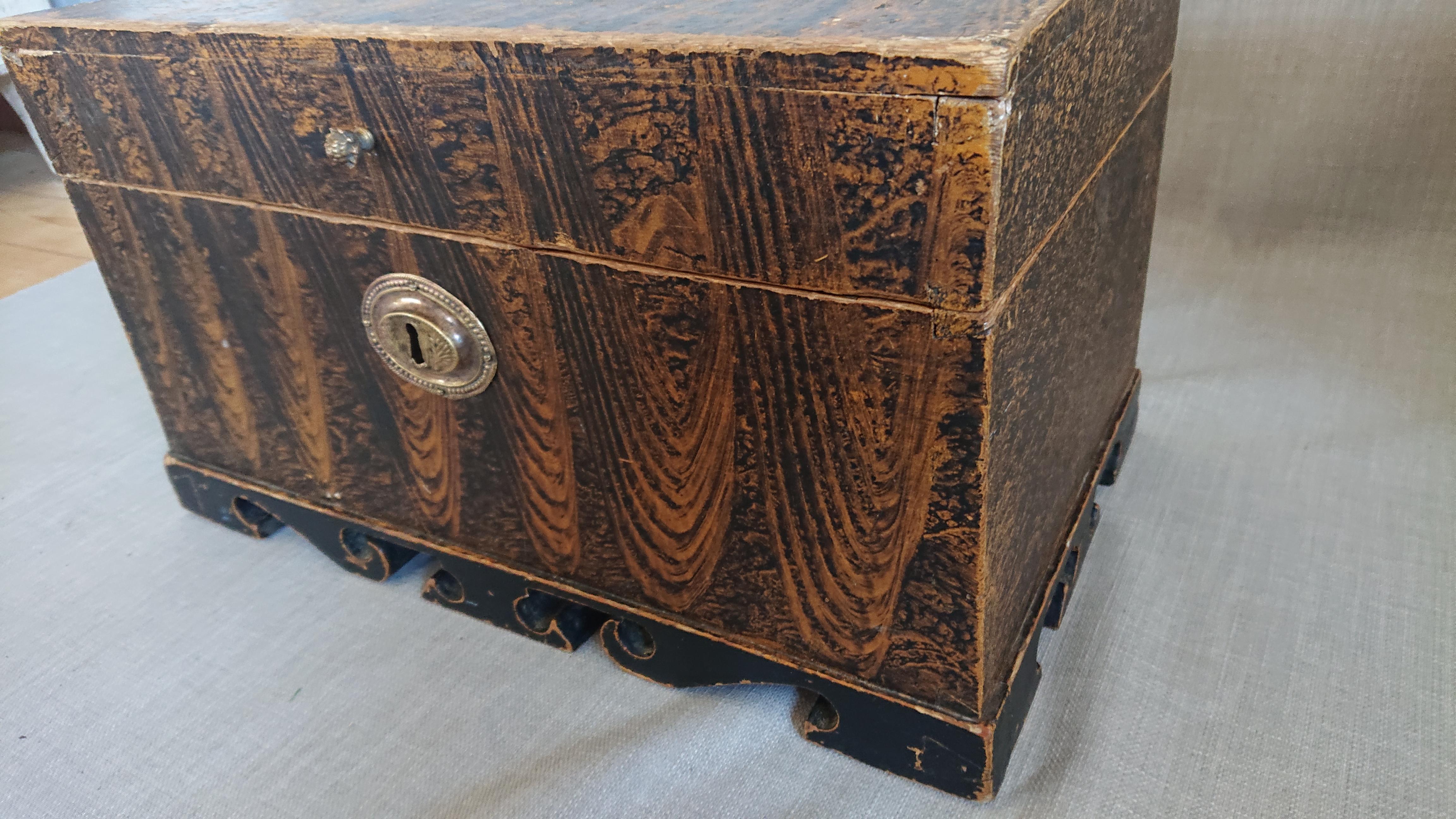 19th Century Swedish Folkart Empire Chest / Box with Originalpaint For Sale 9