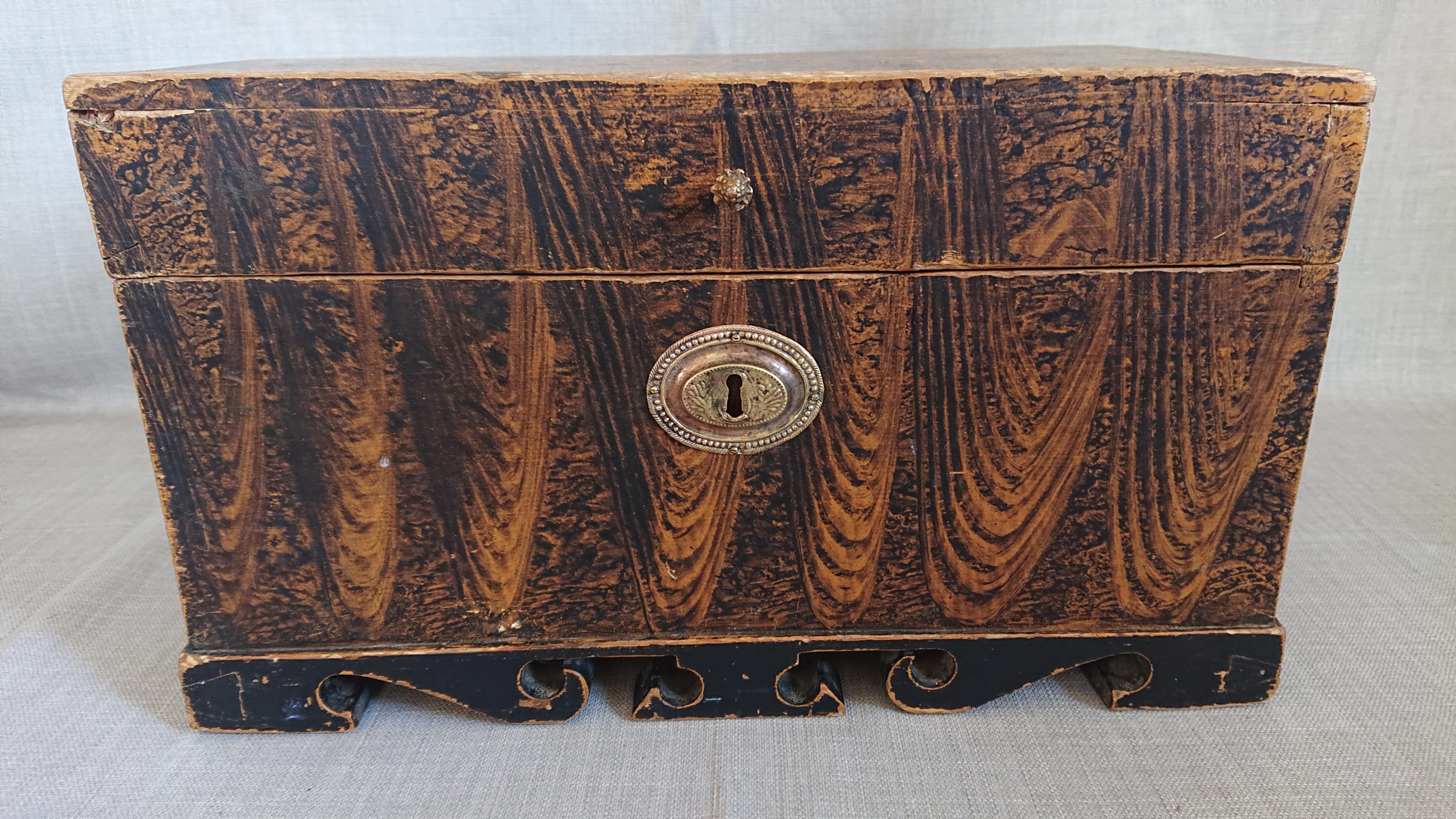 19th Century Swedish Folkart Empire Chest /box from Skelleftea Vasterbotten ,Northern Sweden.
Decorative Wood imitaition painted small chest /box with beautiful brass fittings & small brass knop.
Nicely cut bottom.
All original.
Untouched