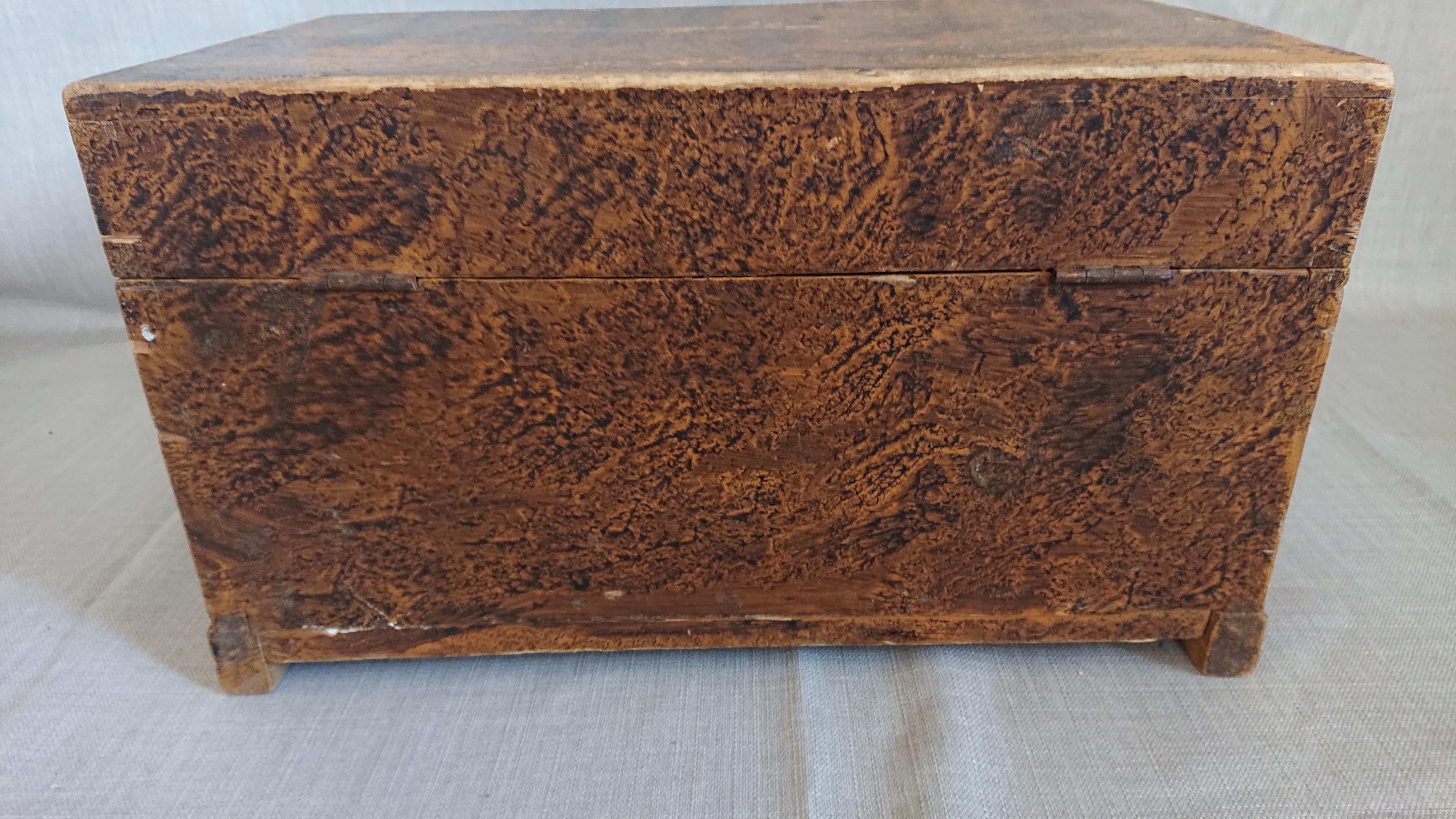 19th Century Swedish Folkart Empire Chest / Box with Originalpaint For Sale 4