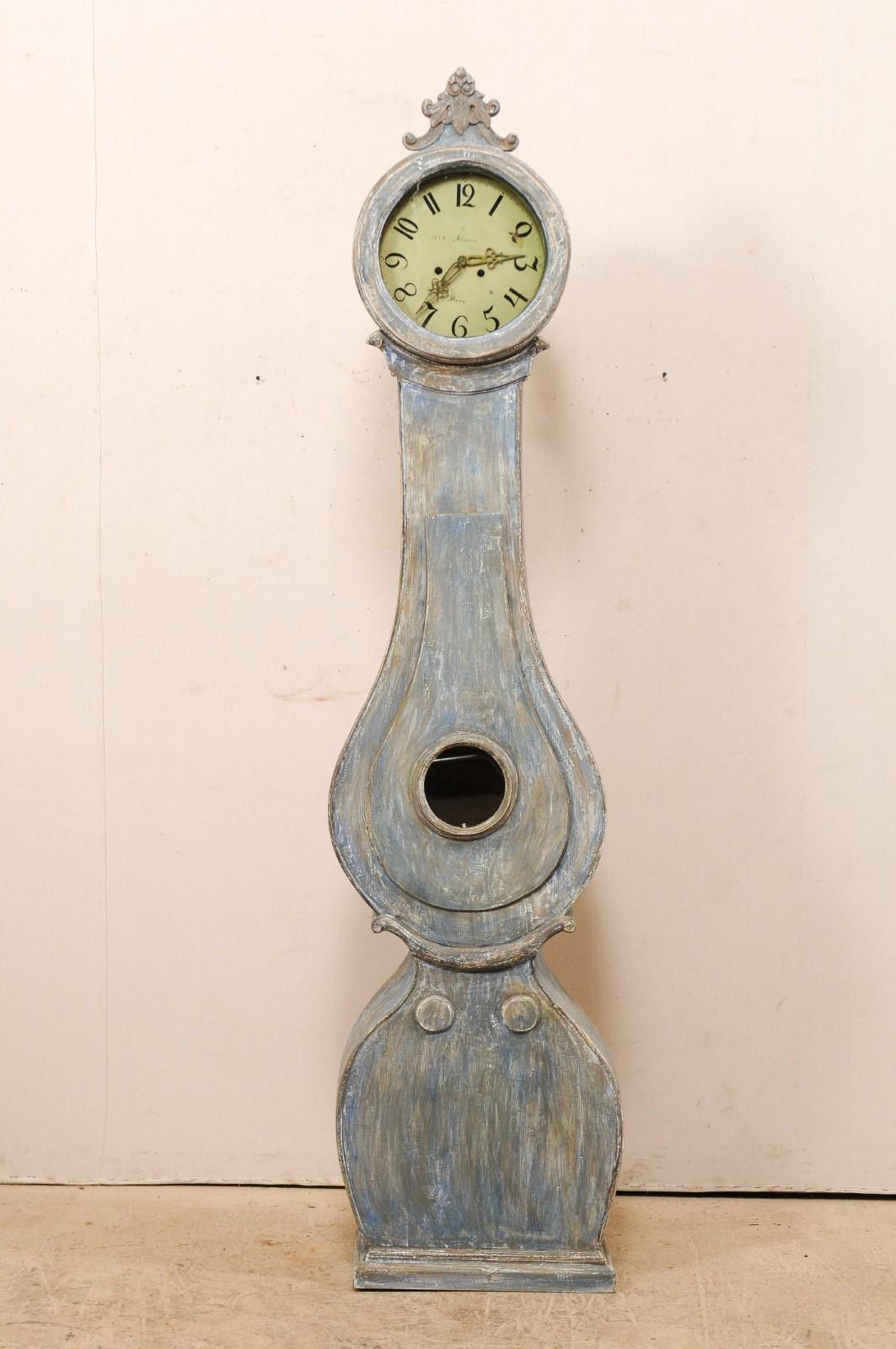 A 19th century Swedish Fryksdahl clock with shapely body and carved crown. This antique Fryksdahl clock from Sweden has fabulous trimming throughout, which enhance and accentuate this shapely clock. The clock features a raised crest, in leaf motif,
